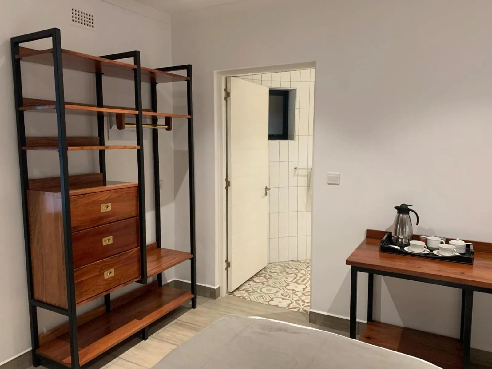 wardrobe, Bed in Pamarah Lodge