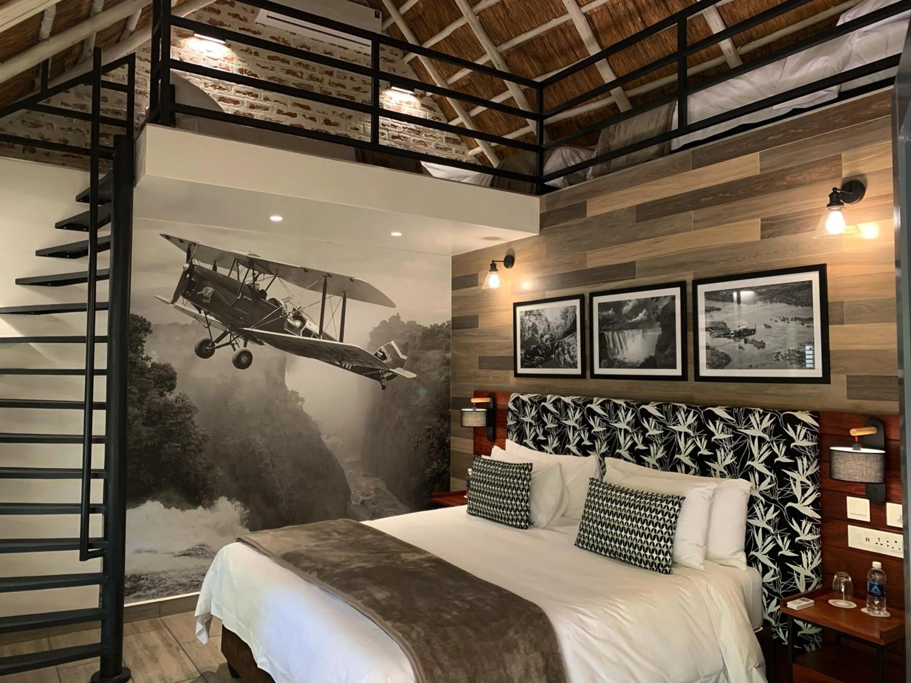 Property building, Bed in Pamarah Lodge