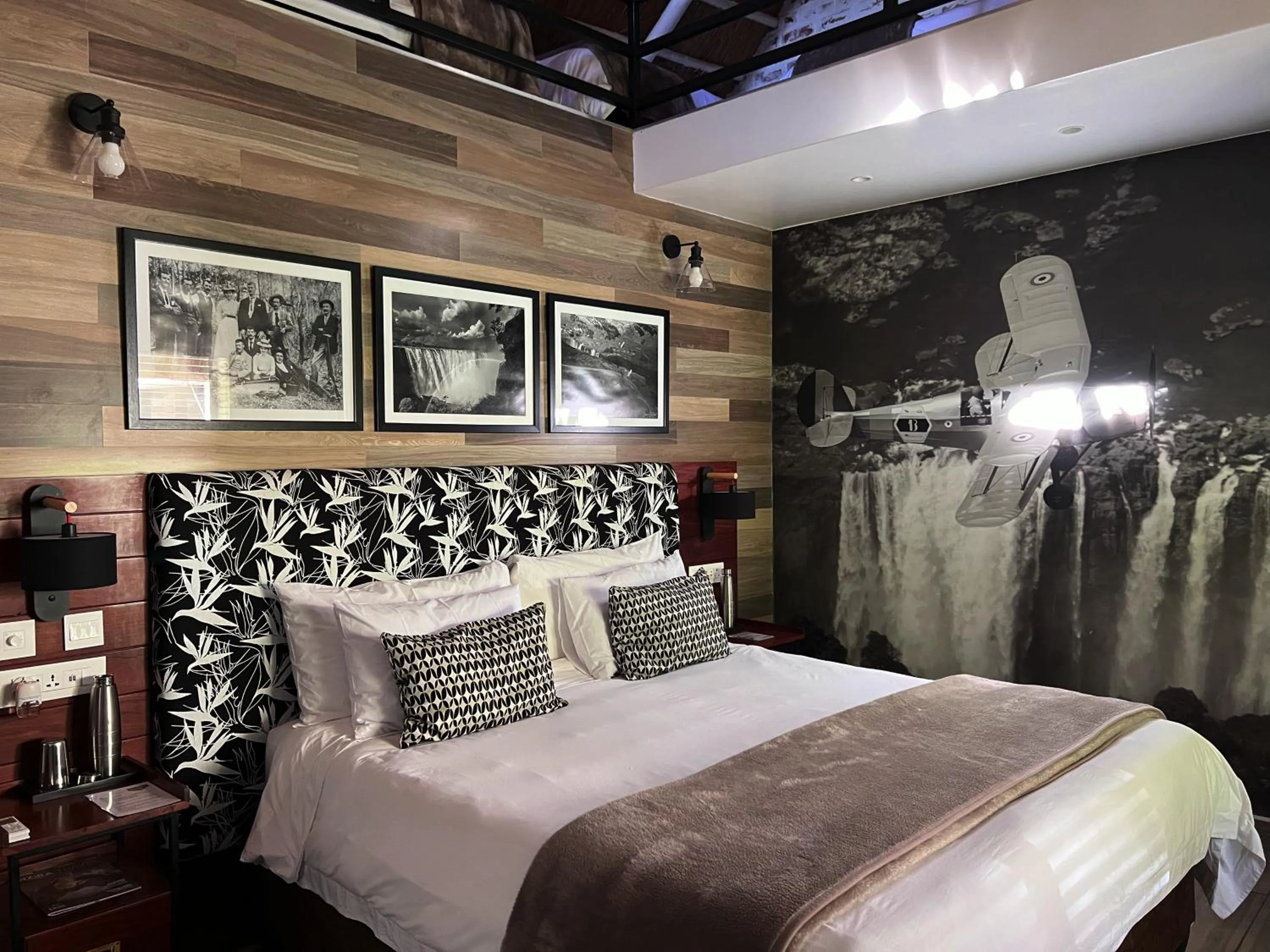 Property building, Bed in Pamarah Lodge