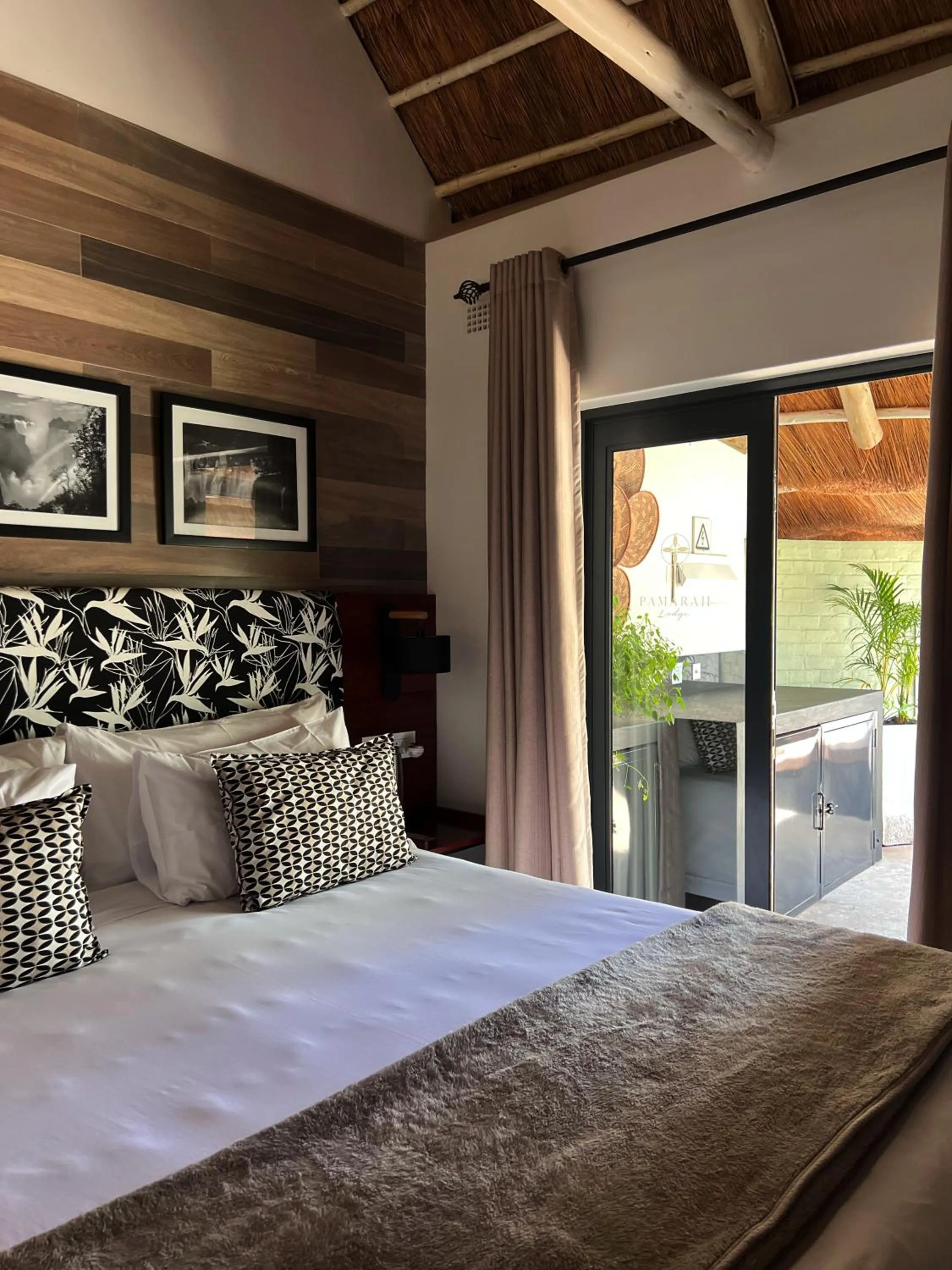 Property building, Bed in Pamarah Lodge