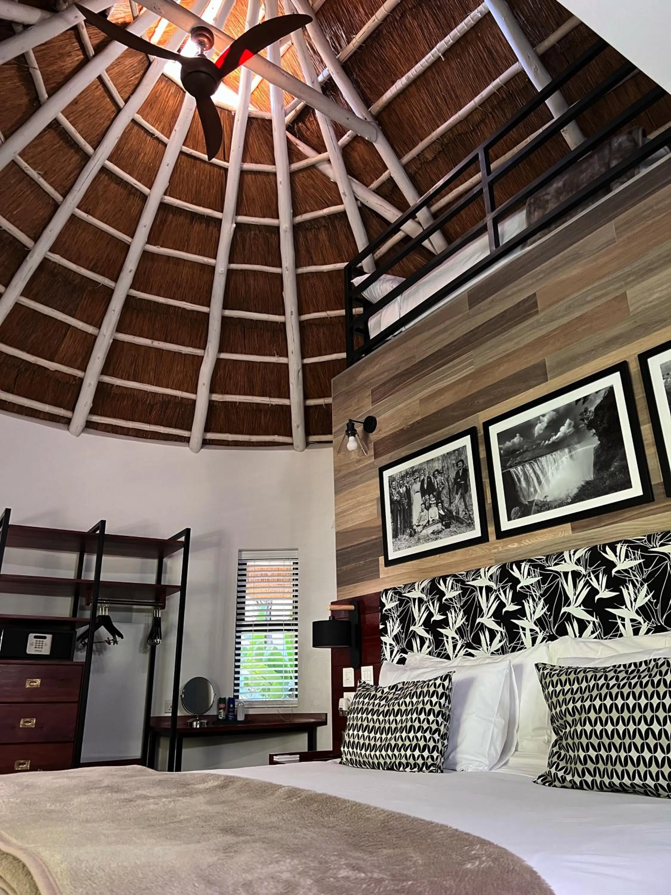Property building, Bed in Pamarah Lodge