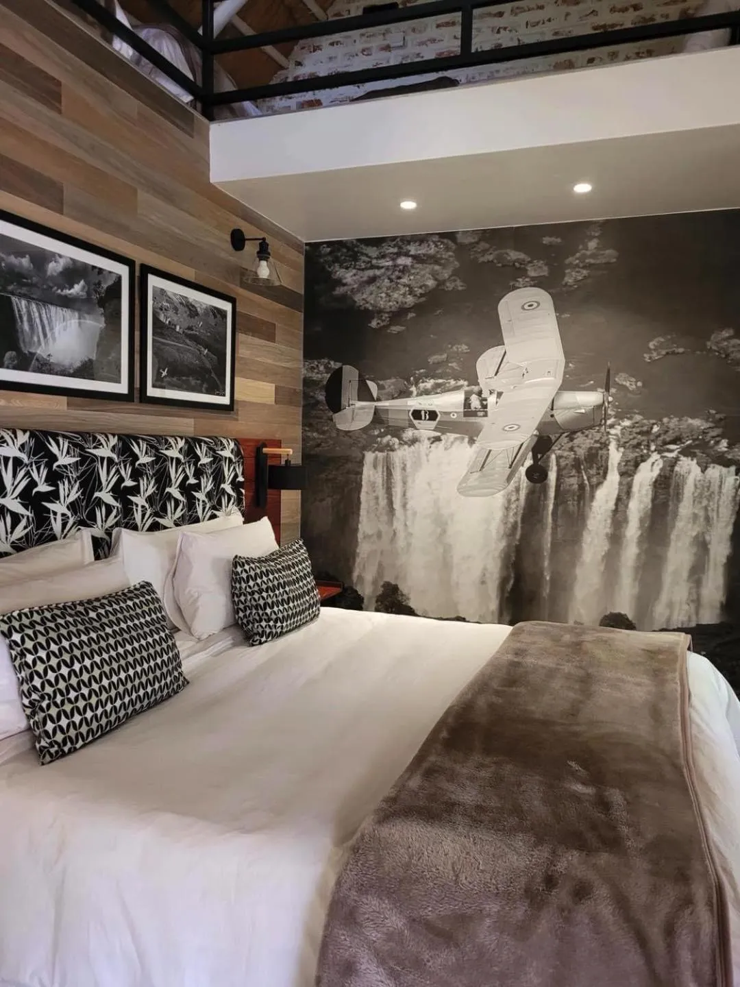 Property building, Bed in Pamarah Lodge