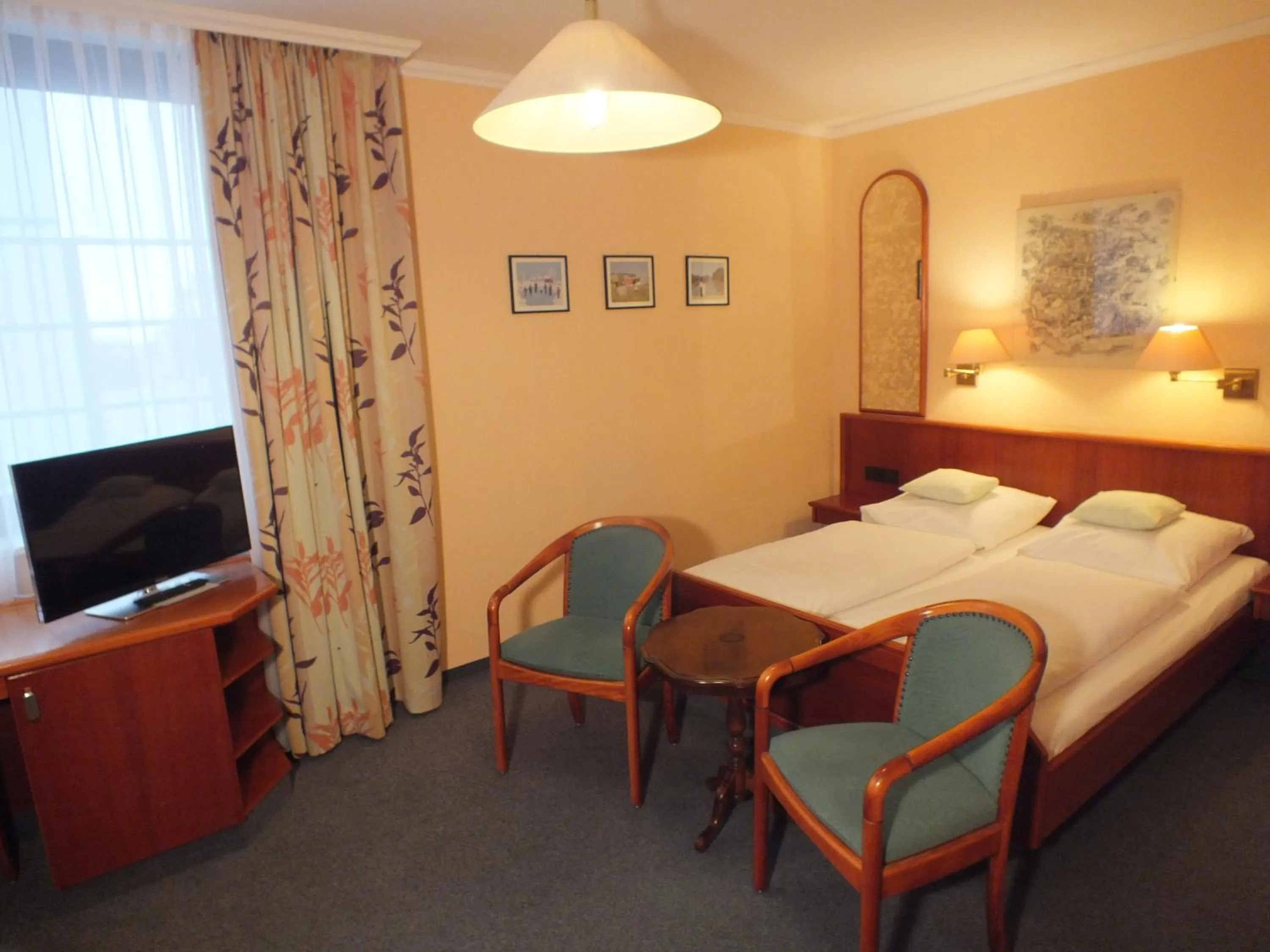 Photo of the whole room, Bed in Hotel Stadt Pasing