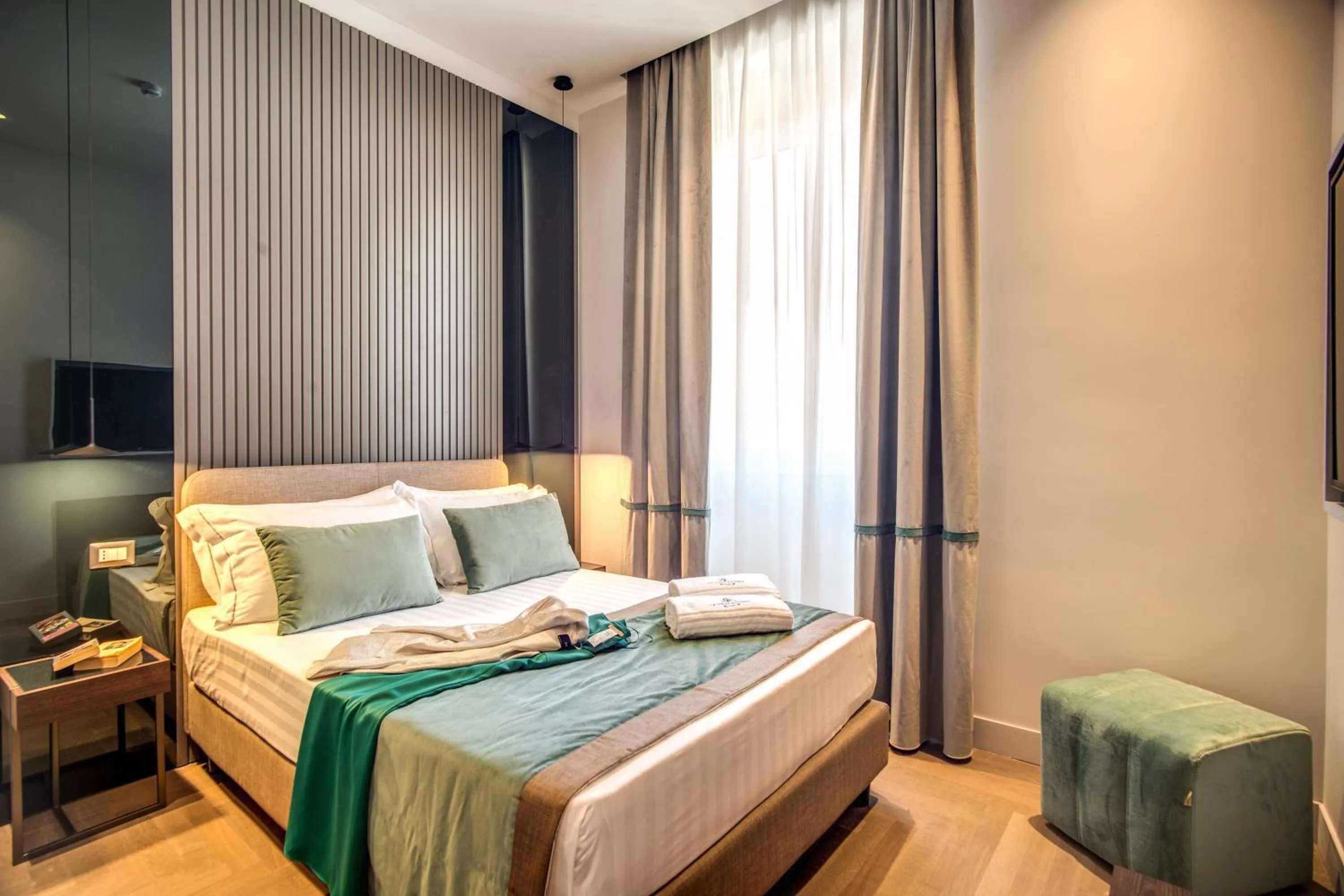 Bed in Hotel 77 Seventy-Seven - Maison D'Art Collection