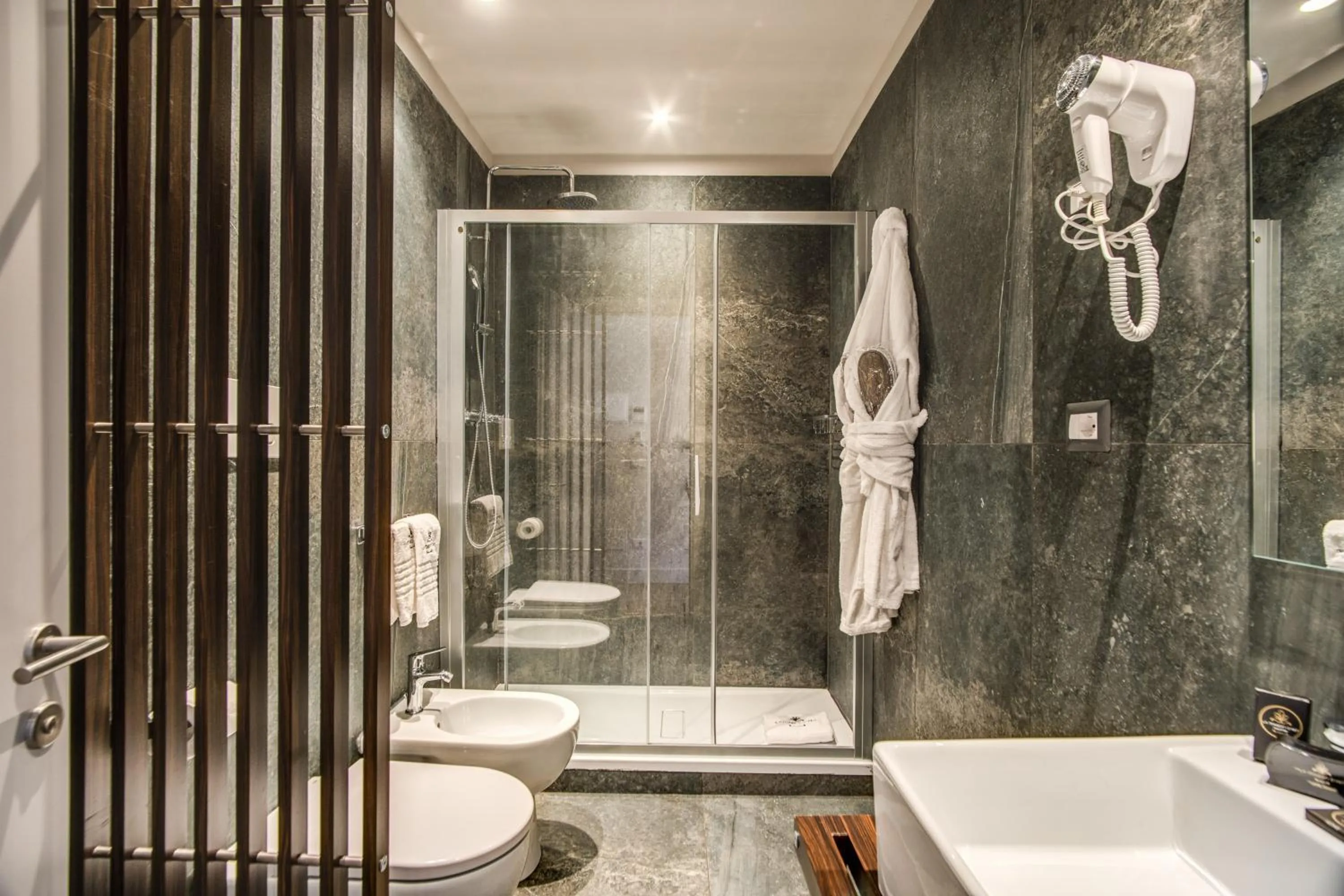 Shower in Hotel 77 Seventy-Seven - Maison D'Art Collection