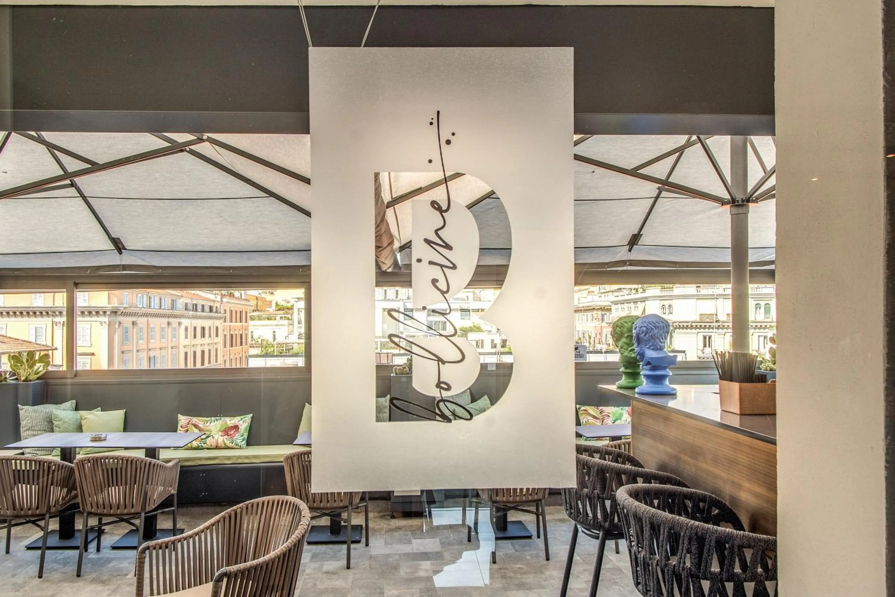 Restaurant/places to eat in Hotel 77 Seventy-Seven - Maison D'Art Collection