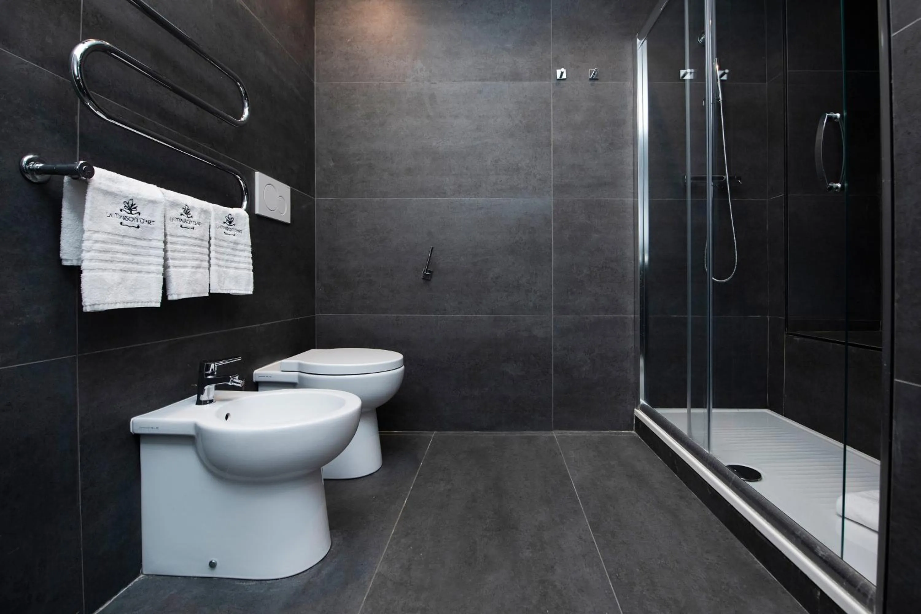 Shower in Hotel 77 Seventy-Seven - Maison D'Art Collection