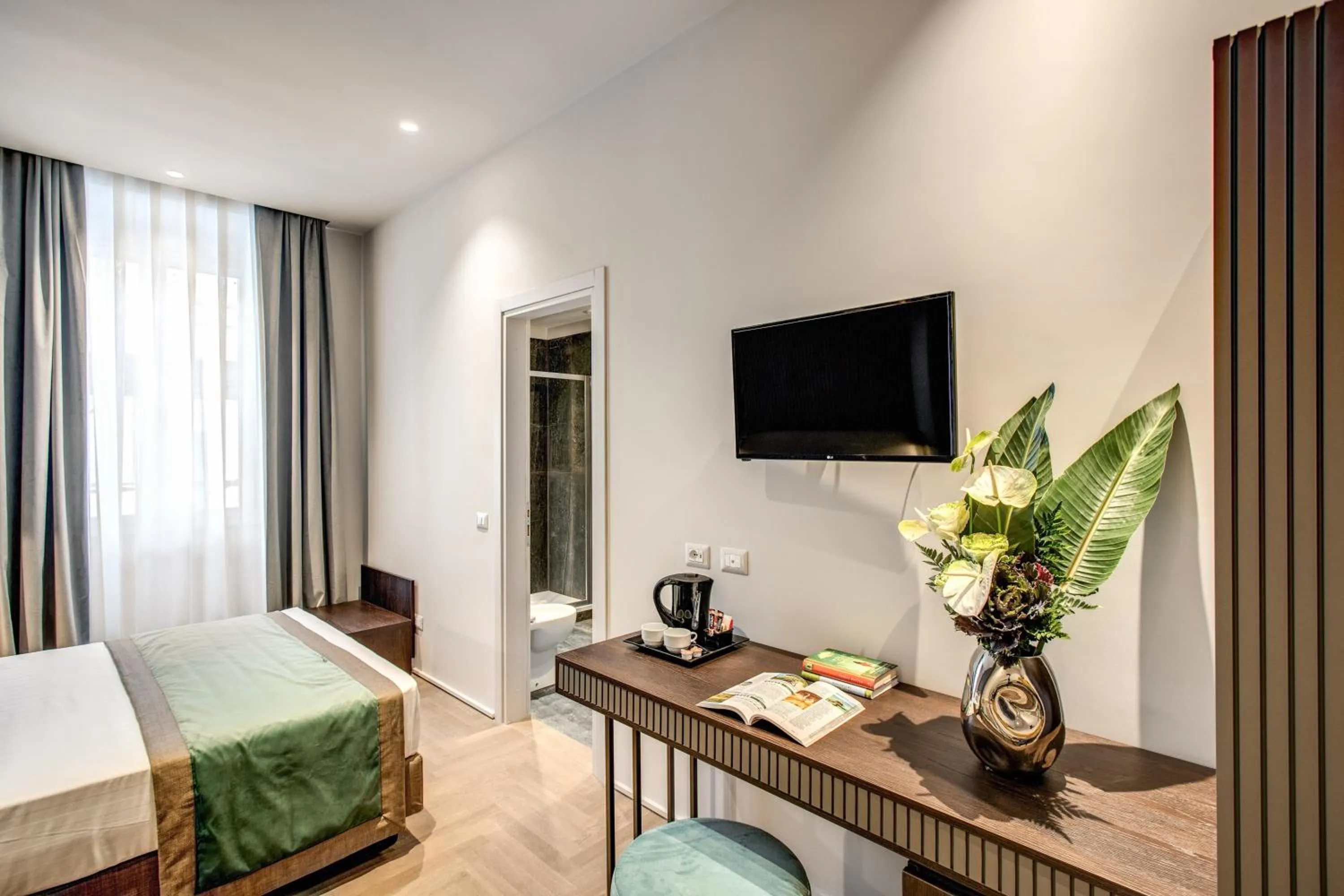 TV and multimedia, Bed in Hotel 77 Seventy-Seven - Maison D'Art Collection