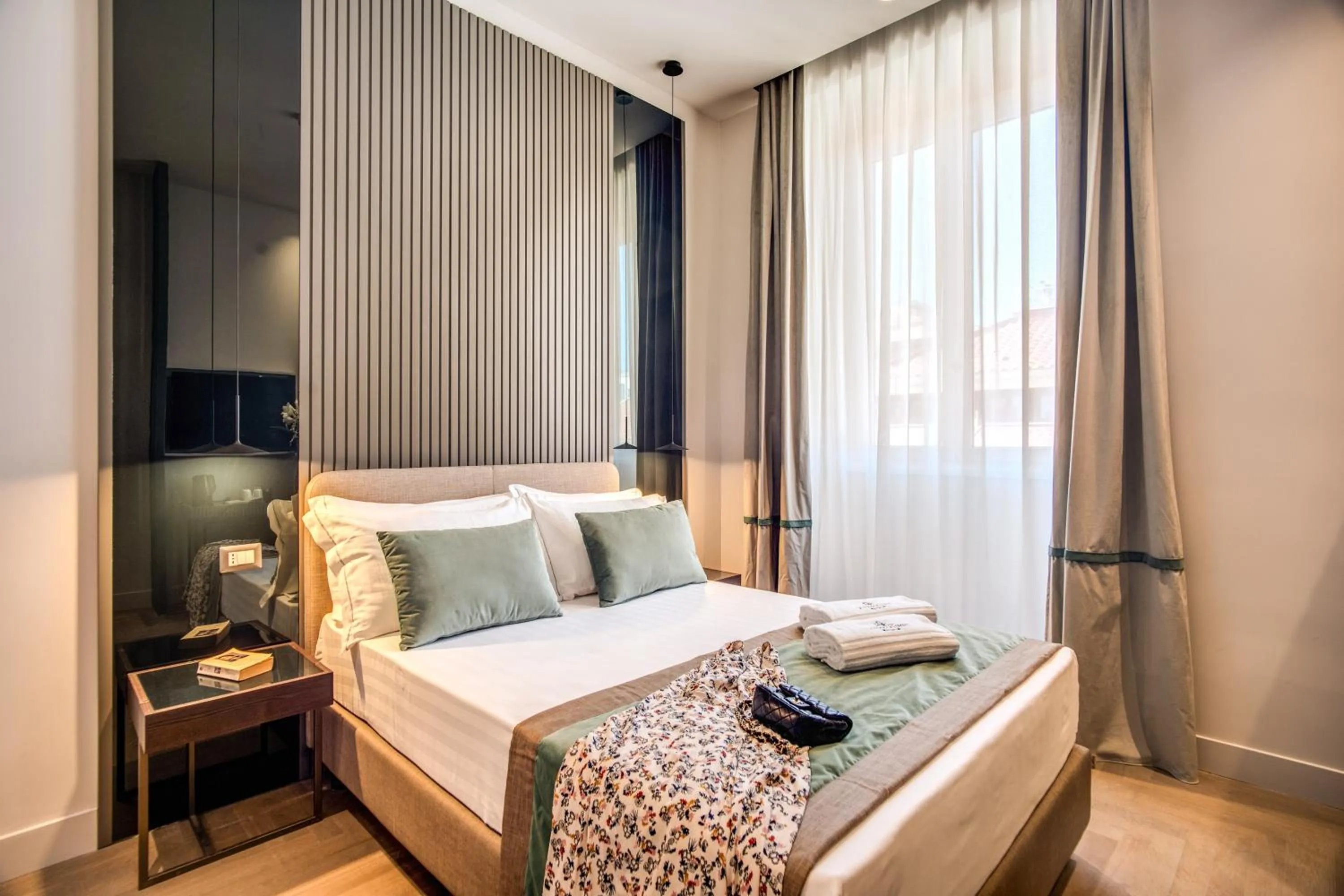 Bed in Hotel 77 Seventy-Seven - Maison D'Art Collection