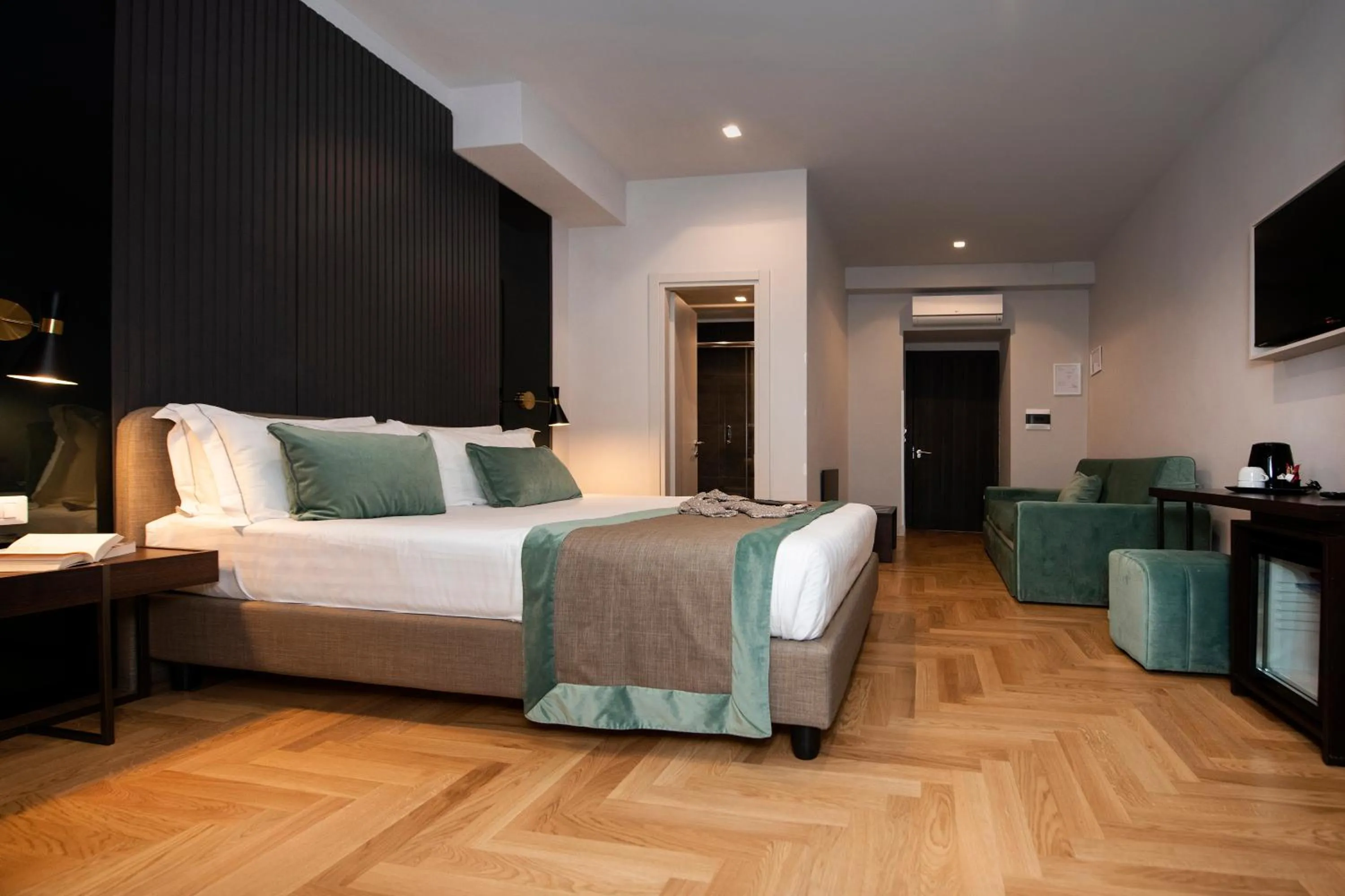 Bed in Hotel 77 Seventy-Seven - Maison D'Art Collection