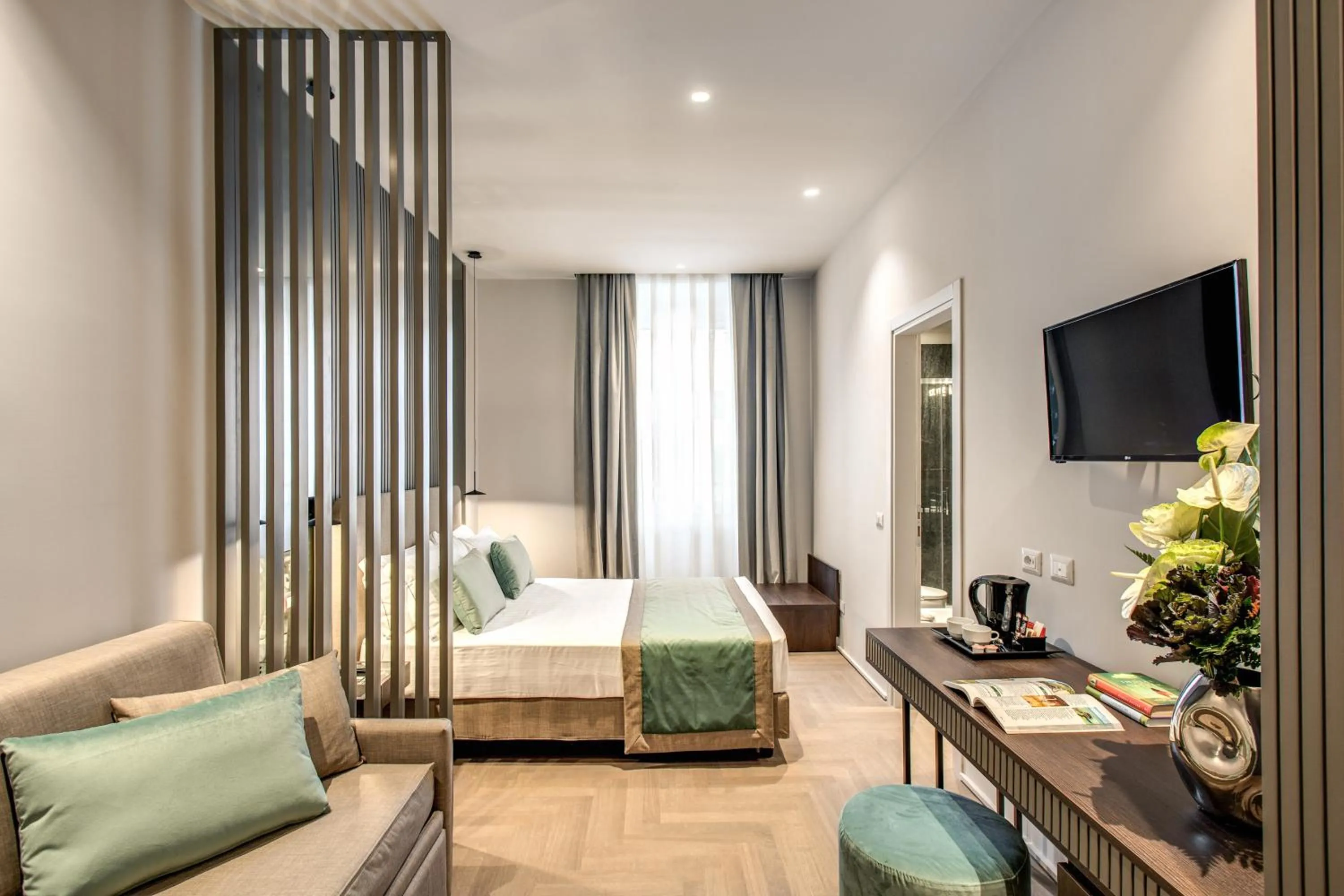 TV and multimedia in Hotel 77 Seventy-Seven - Maison D'Art Collection