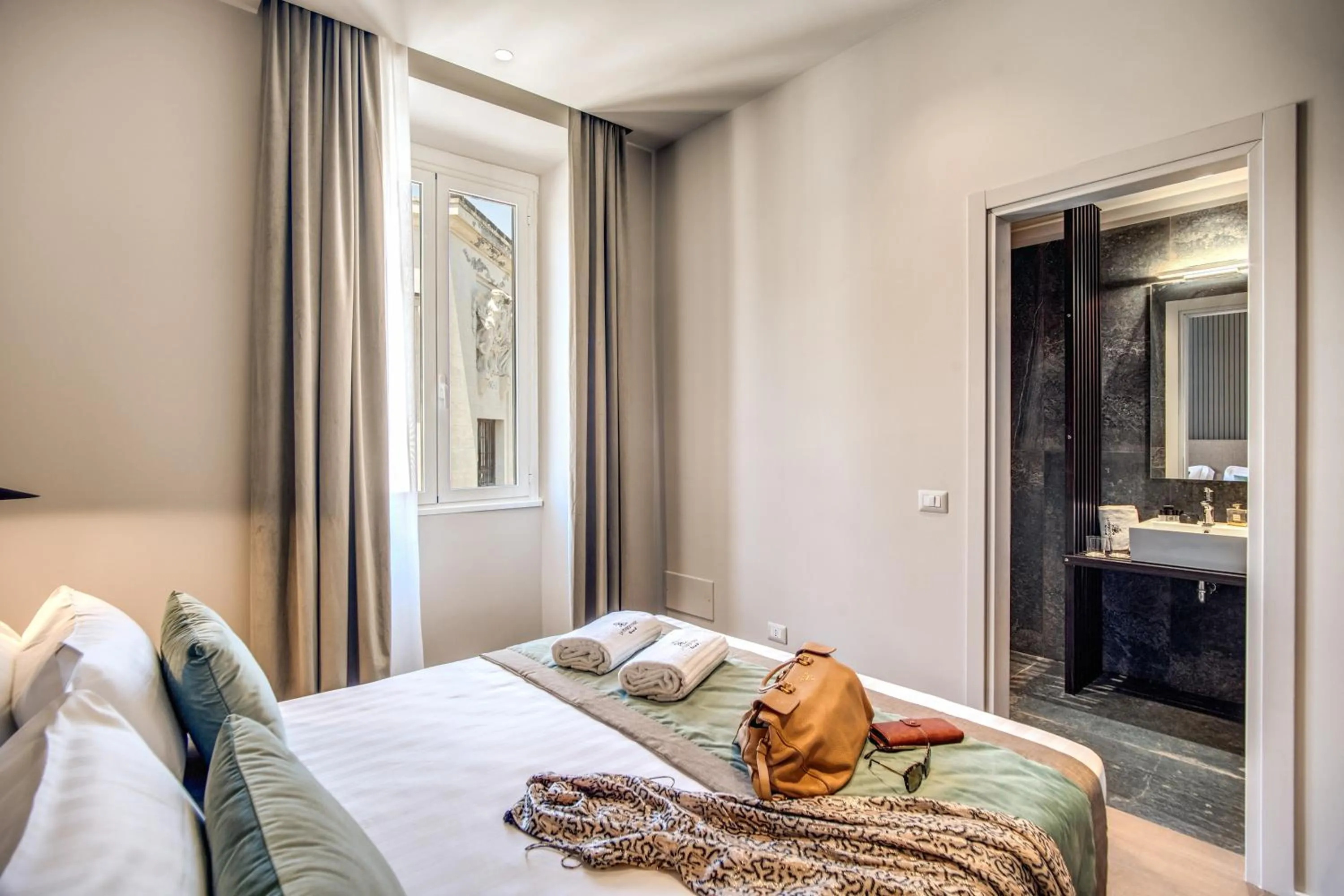 Bed in Hotel 77 Seventy-Seven - Maison D'Art Collection