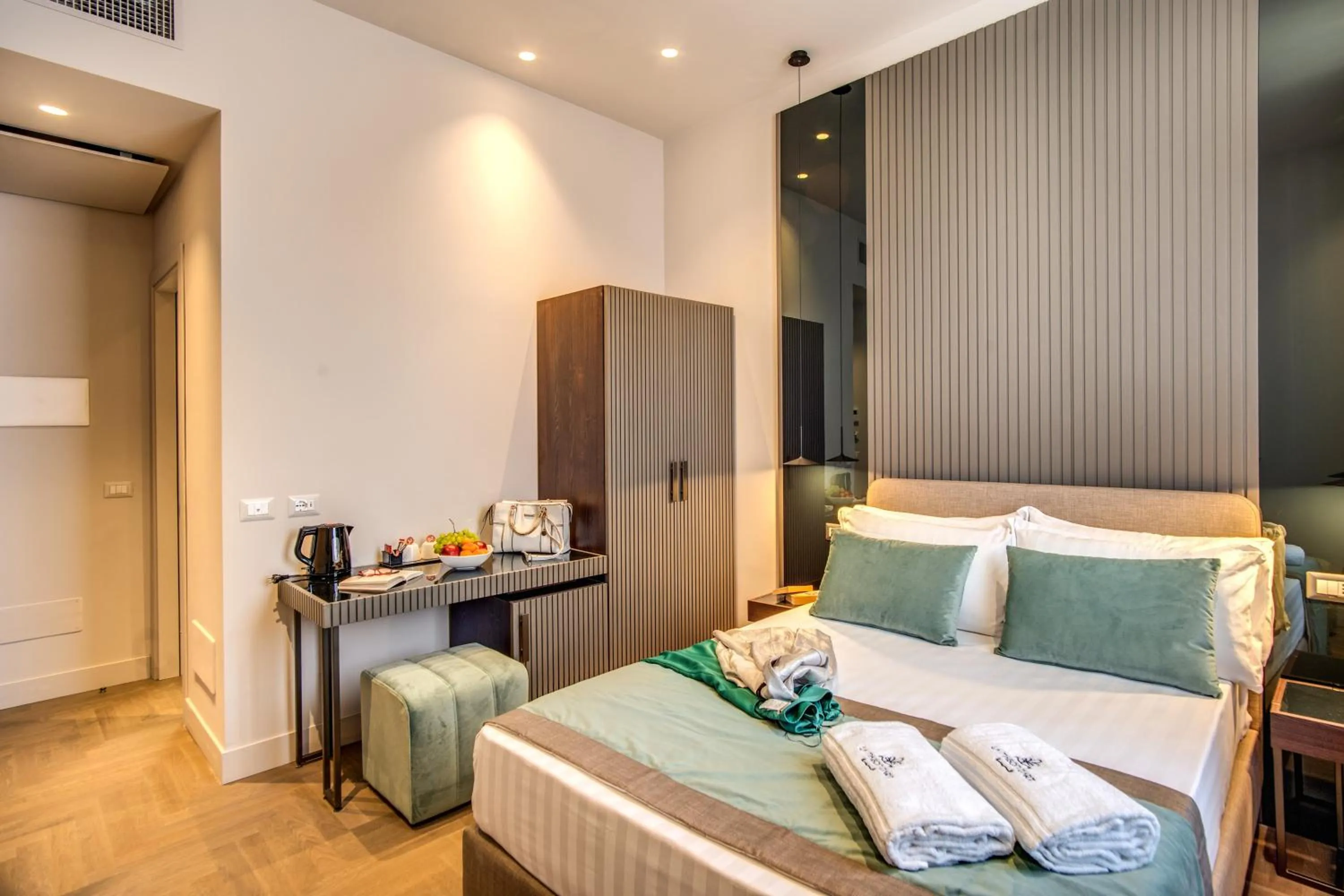 Bed in Hotel 77 Seventy-Seven - Maison D'Art Collection