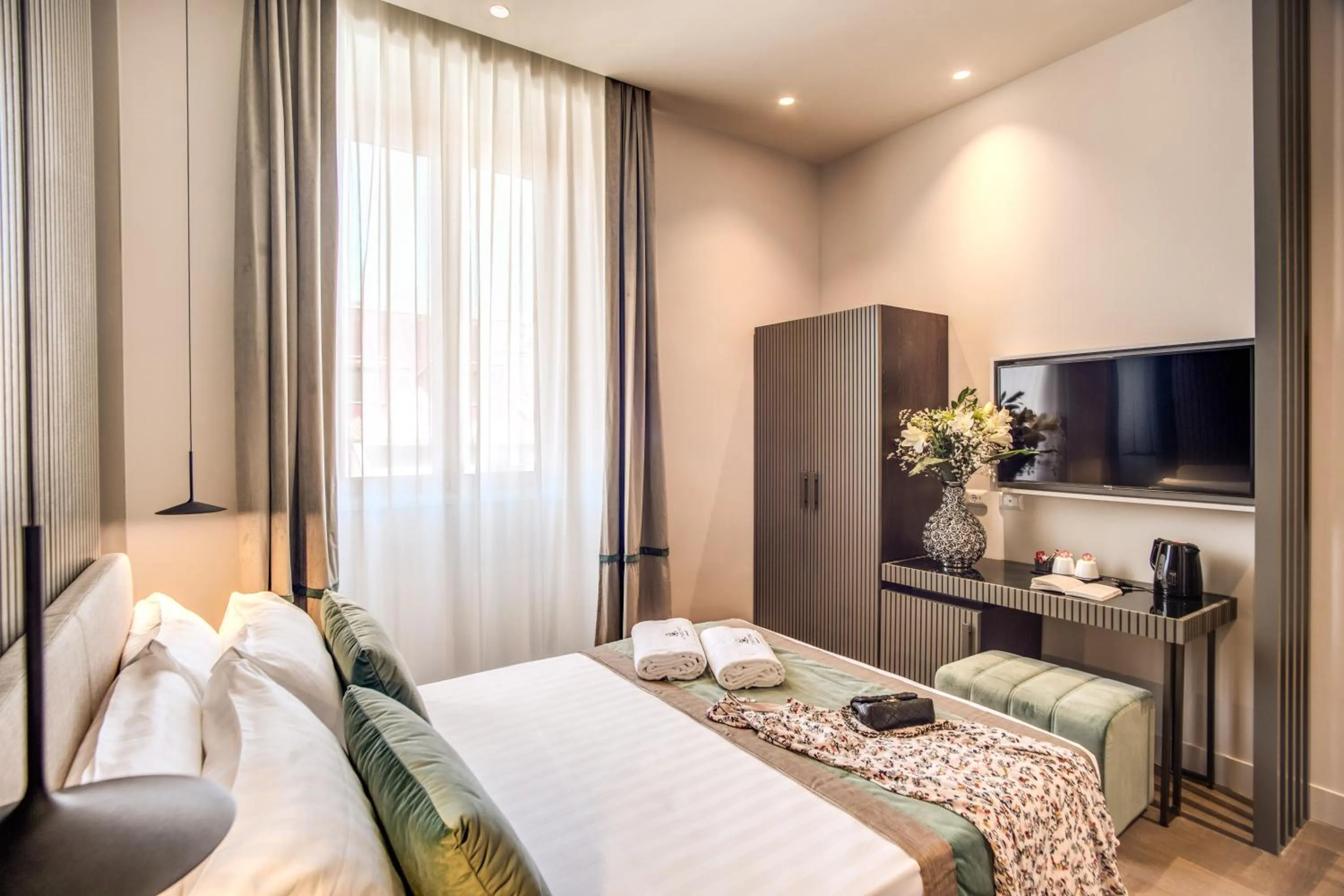 Photo of the whole room, Bed in Hotel 77 Seventy-Seven - Maison D'Art Collection