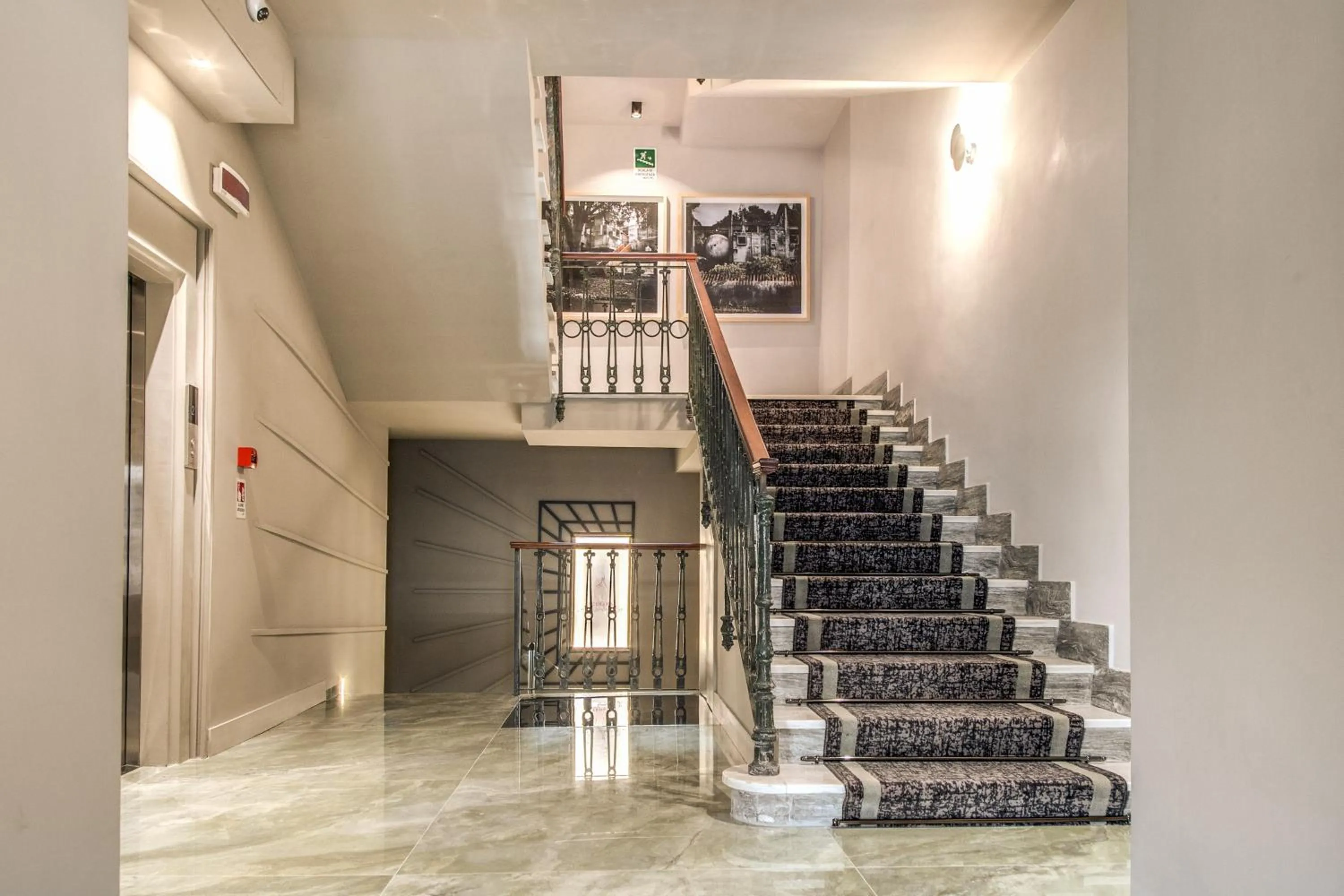 Lounge or bar in Hotel 77 Seventy-Seven - Maison D'Art Collection