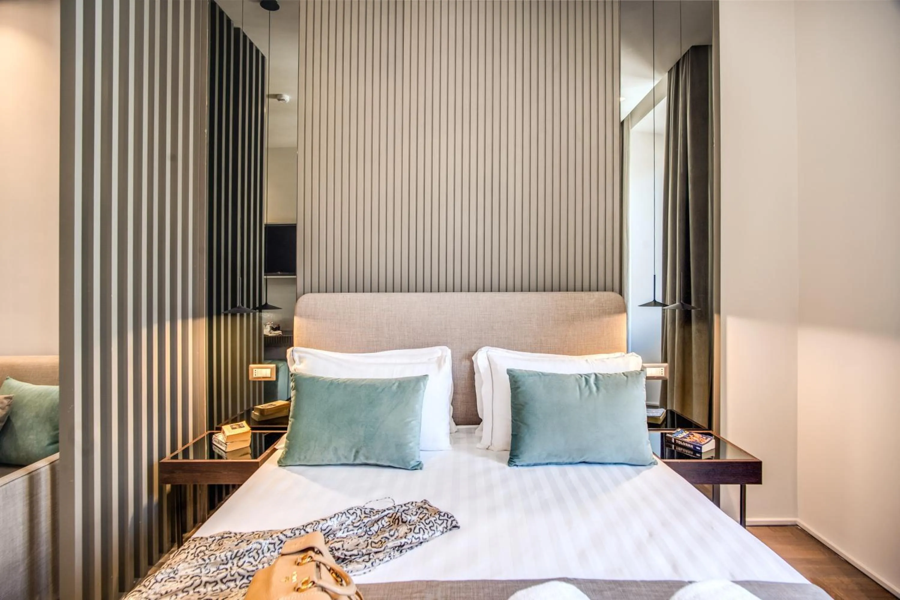 Bed in Hotel 77 Seventy-Seven - Maison D'Art Collection