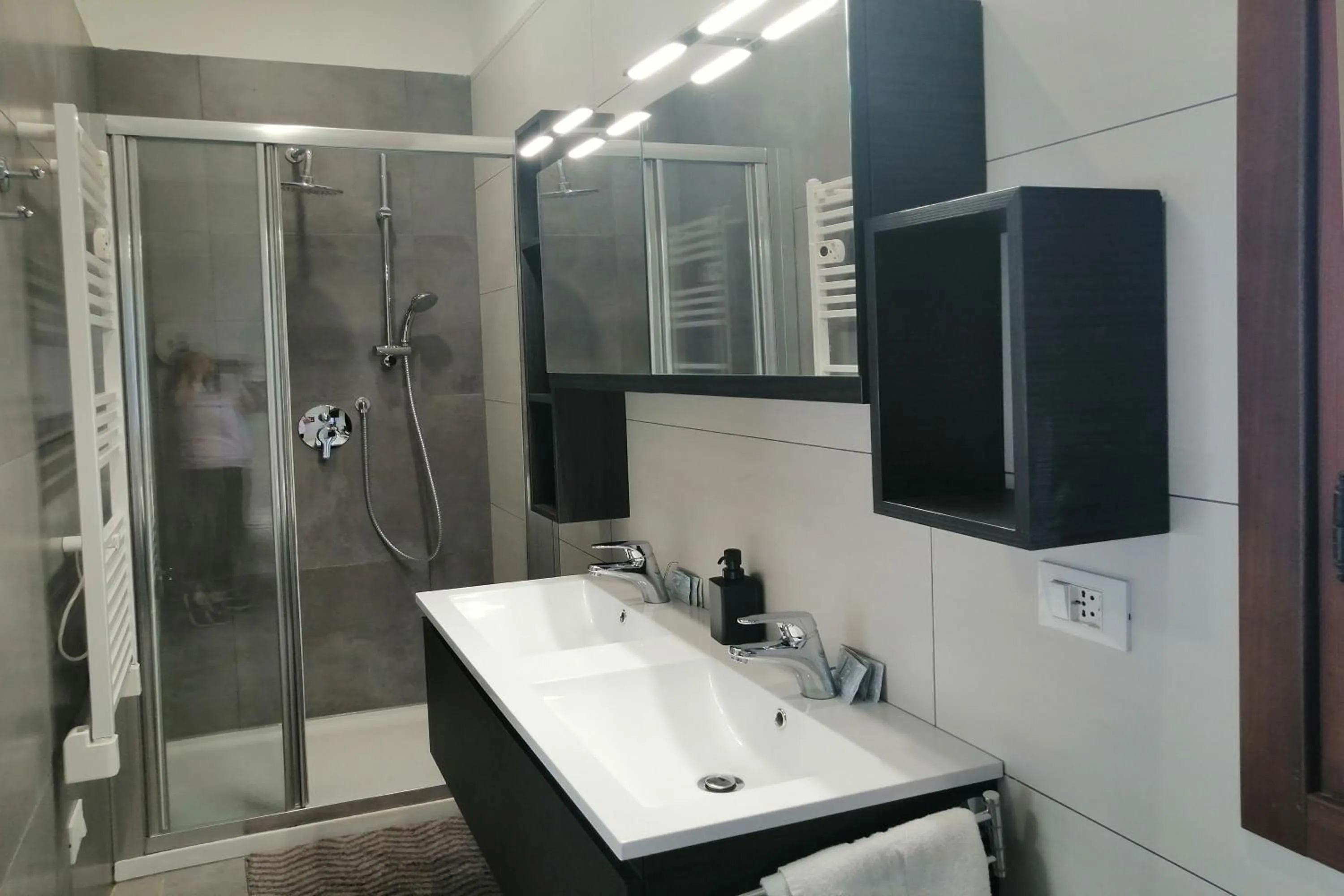 Bathroom in GreenColors DEPENDANCE