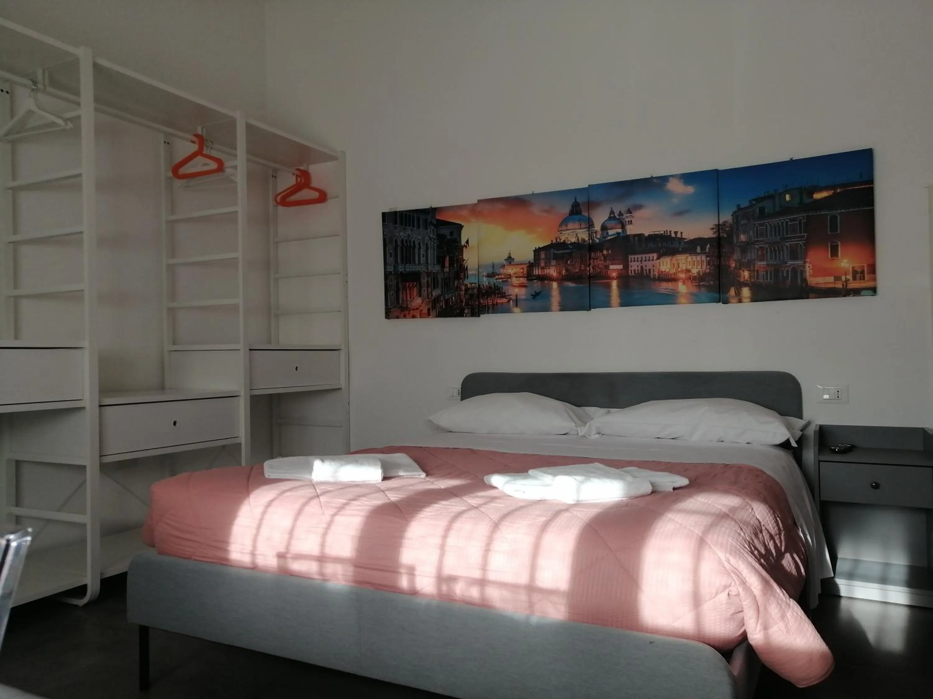 Bedroom, Bed in GreenColors DEPENDANCE