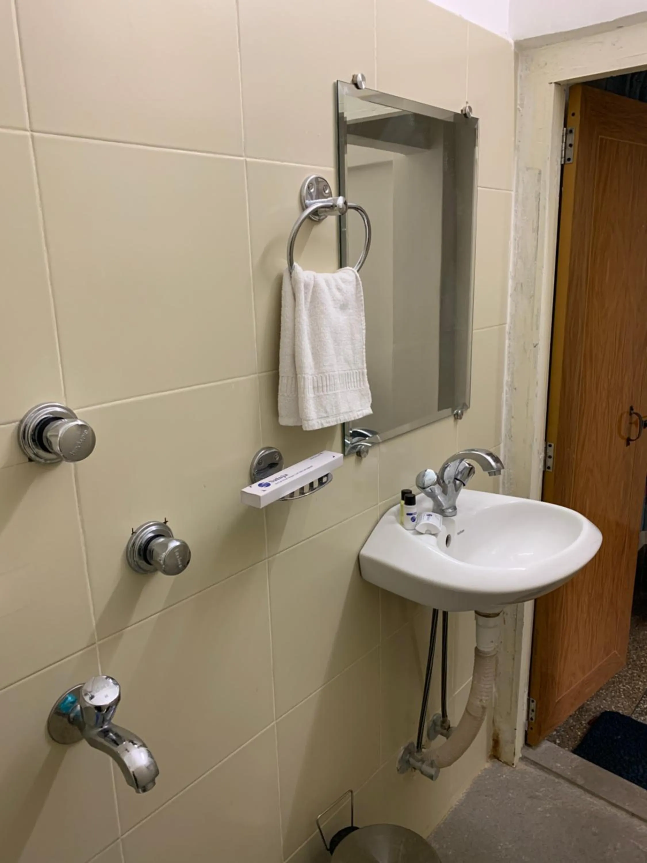 Bathroom in Hotel Saluja