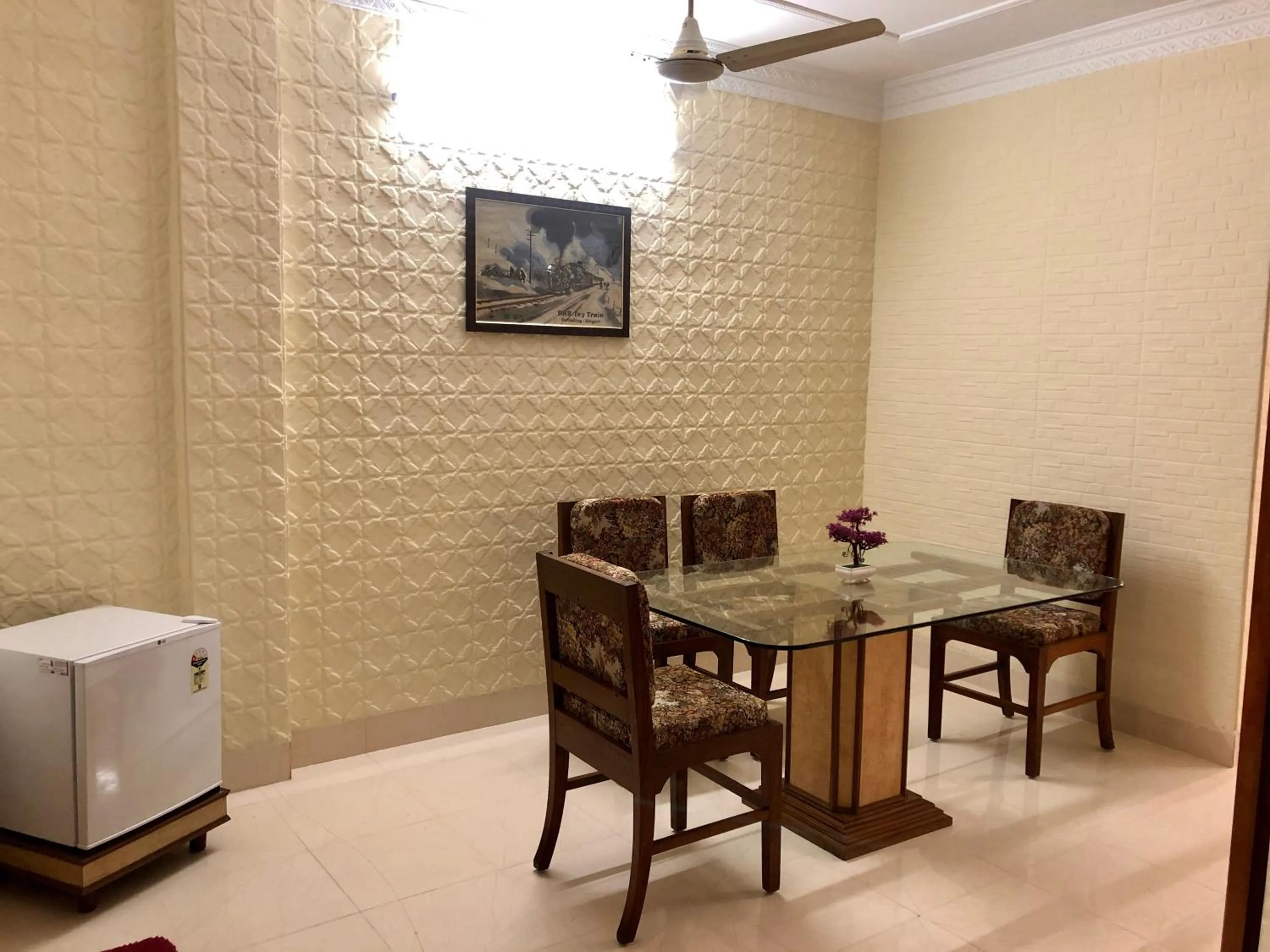 Dining area in Hotel Saluja