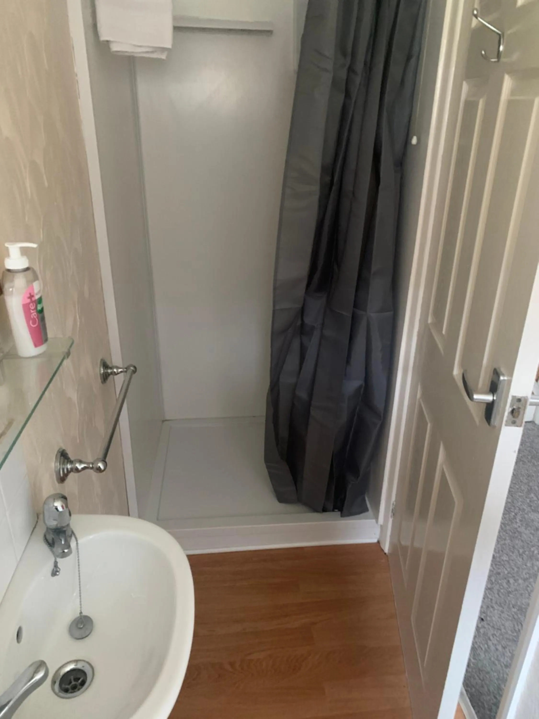 Shower in roosevelt lodge