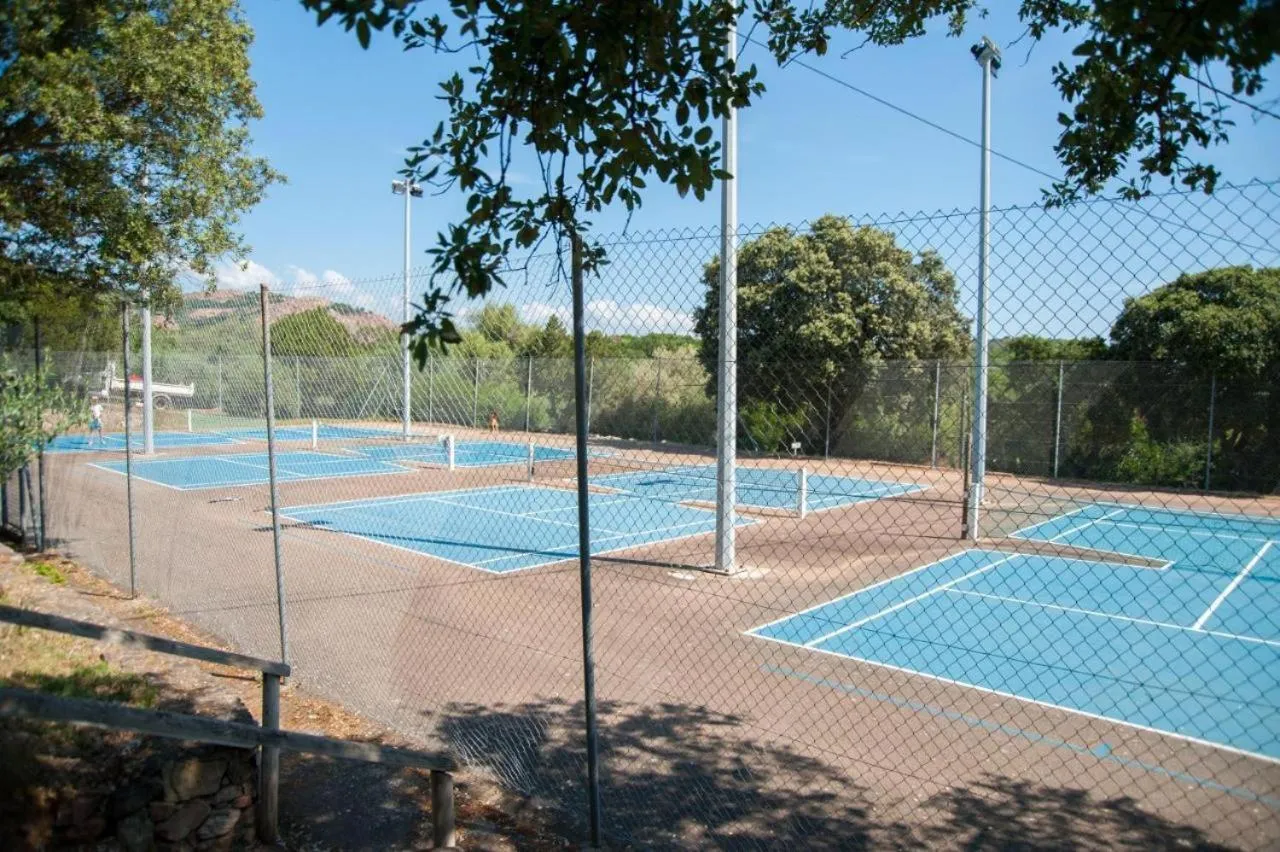 Tennis court in Domaine de Sonia - Logements éco-insolites