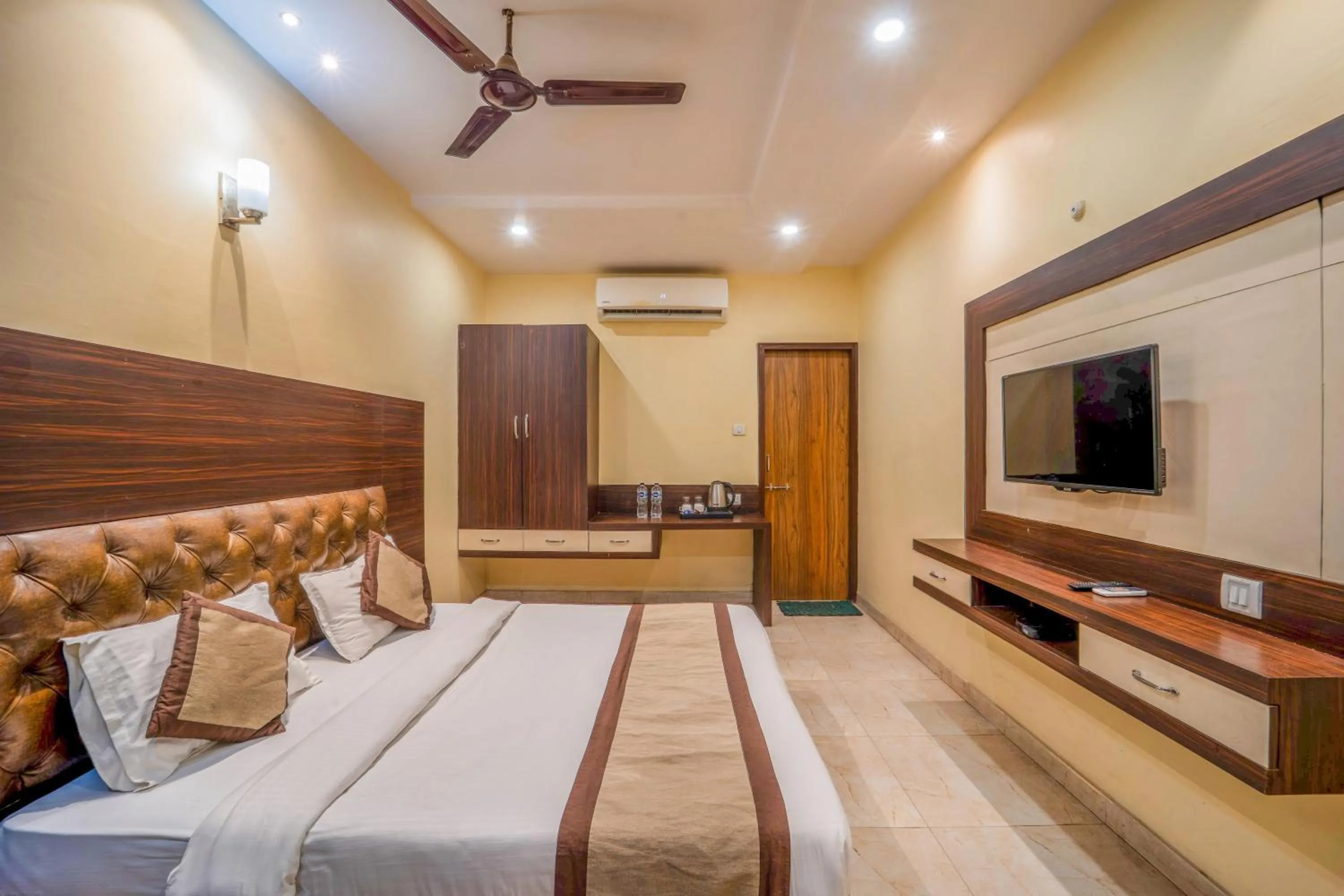 Bedroom, Bed in HOTEL AUGUSTO