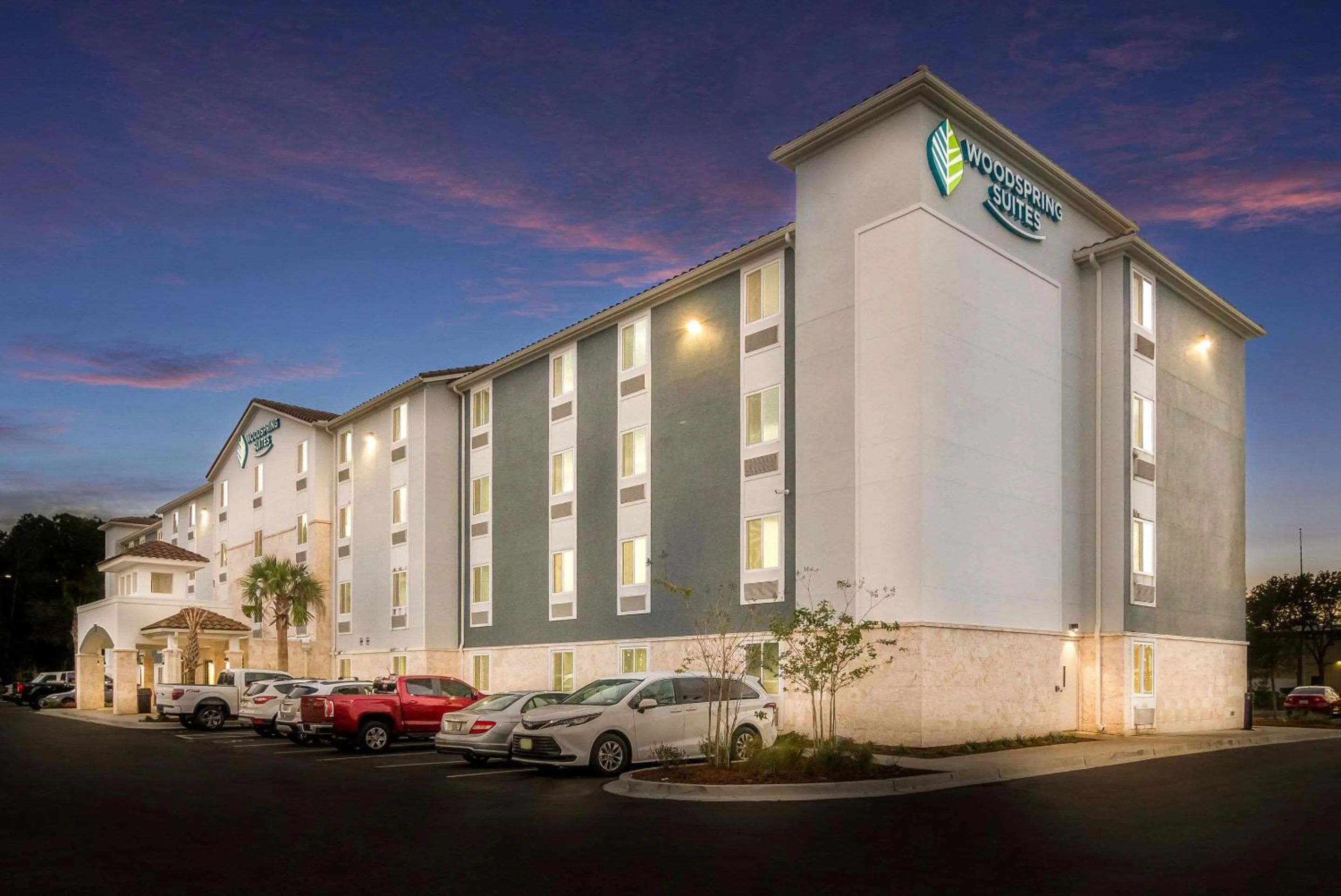 Property building in WoodSpring Suites Jacksonville - South
