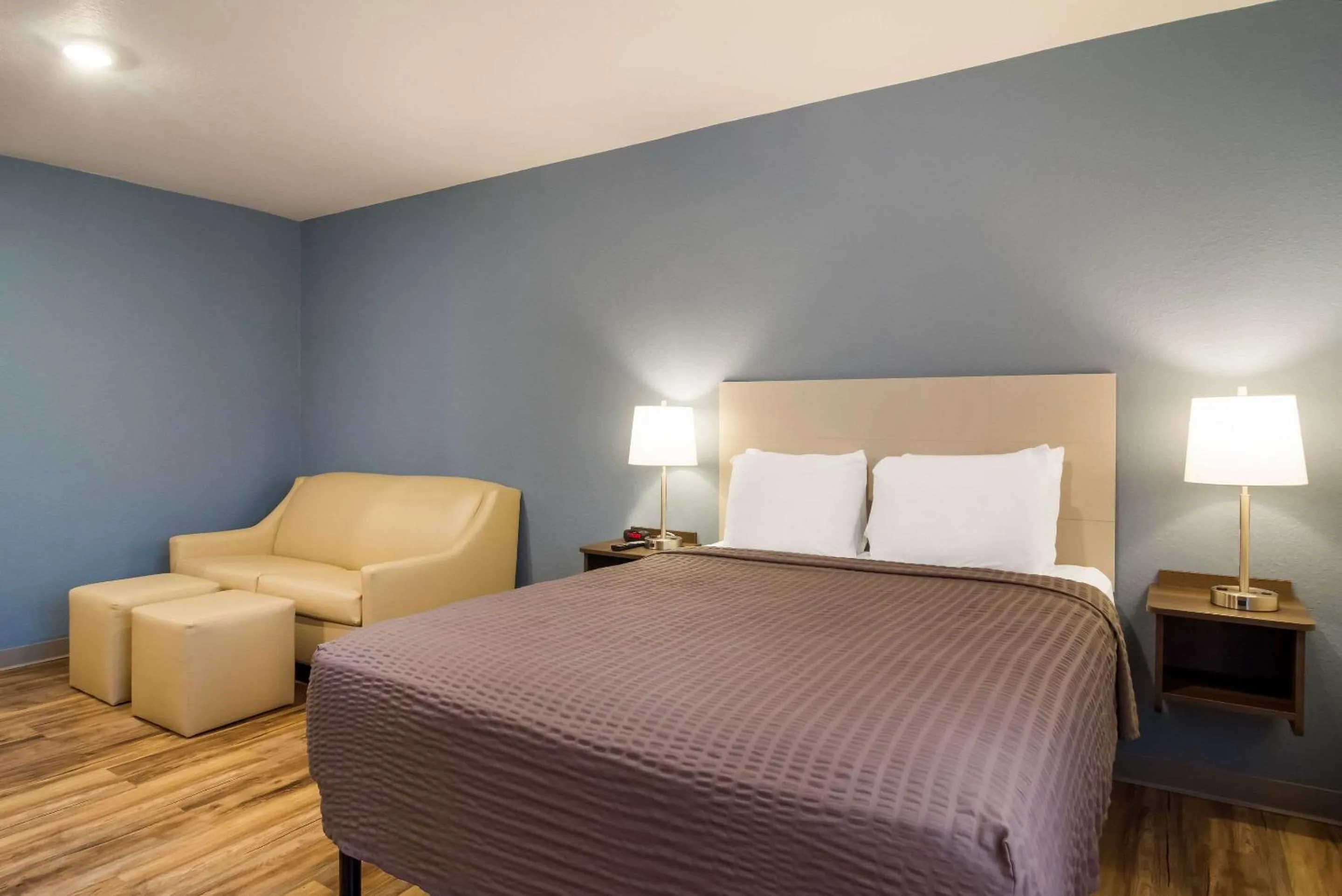 Bedroom, Bed in WoodSpring Suites Jacksonville - South