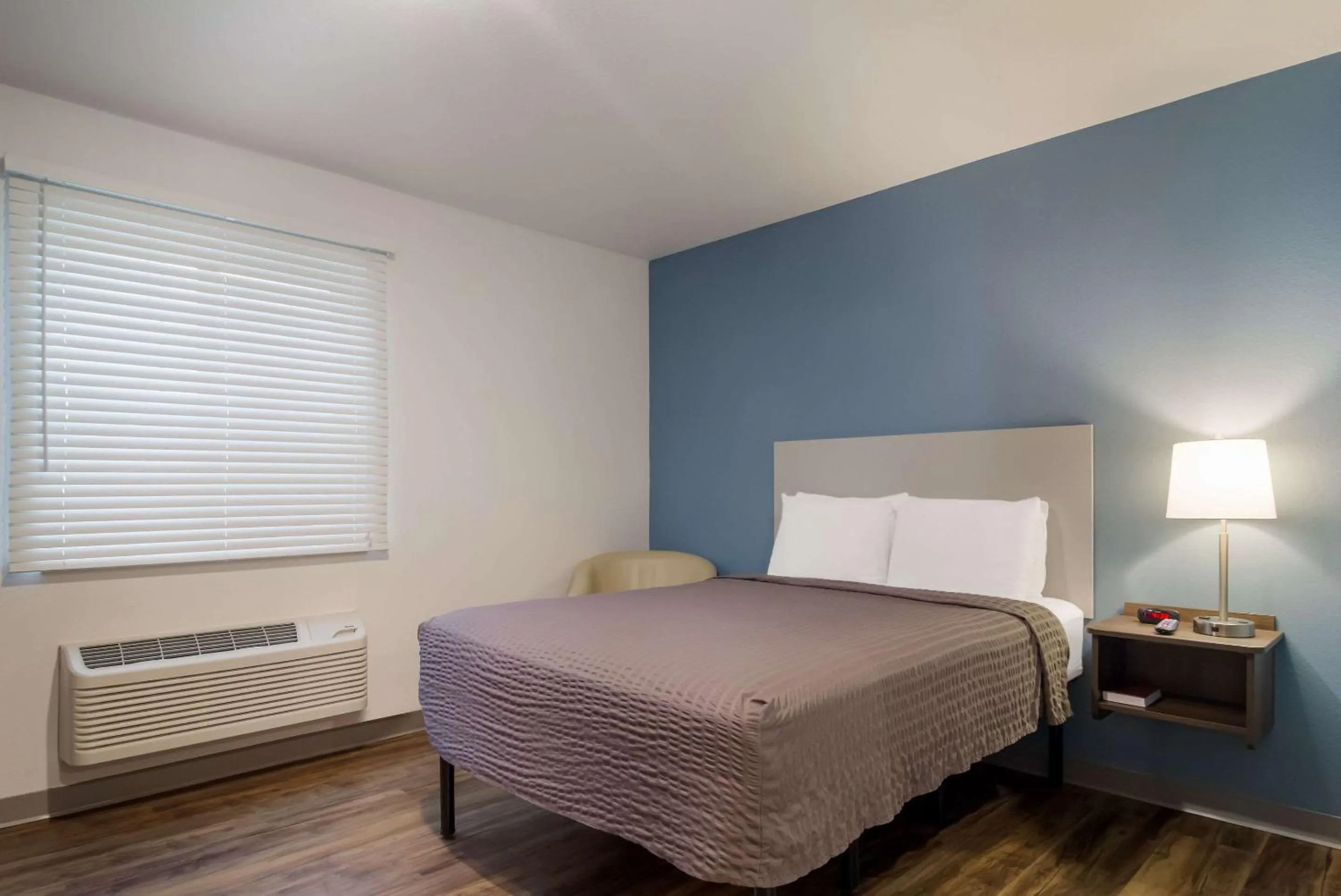 Bedroom, Bed in WoodSpring Suites Jacksonville - South