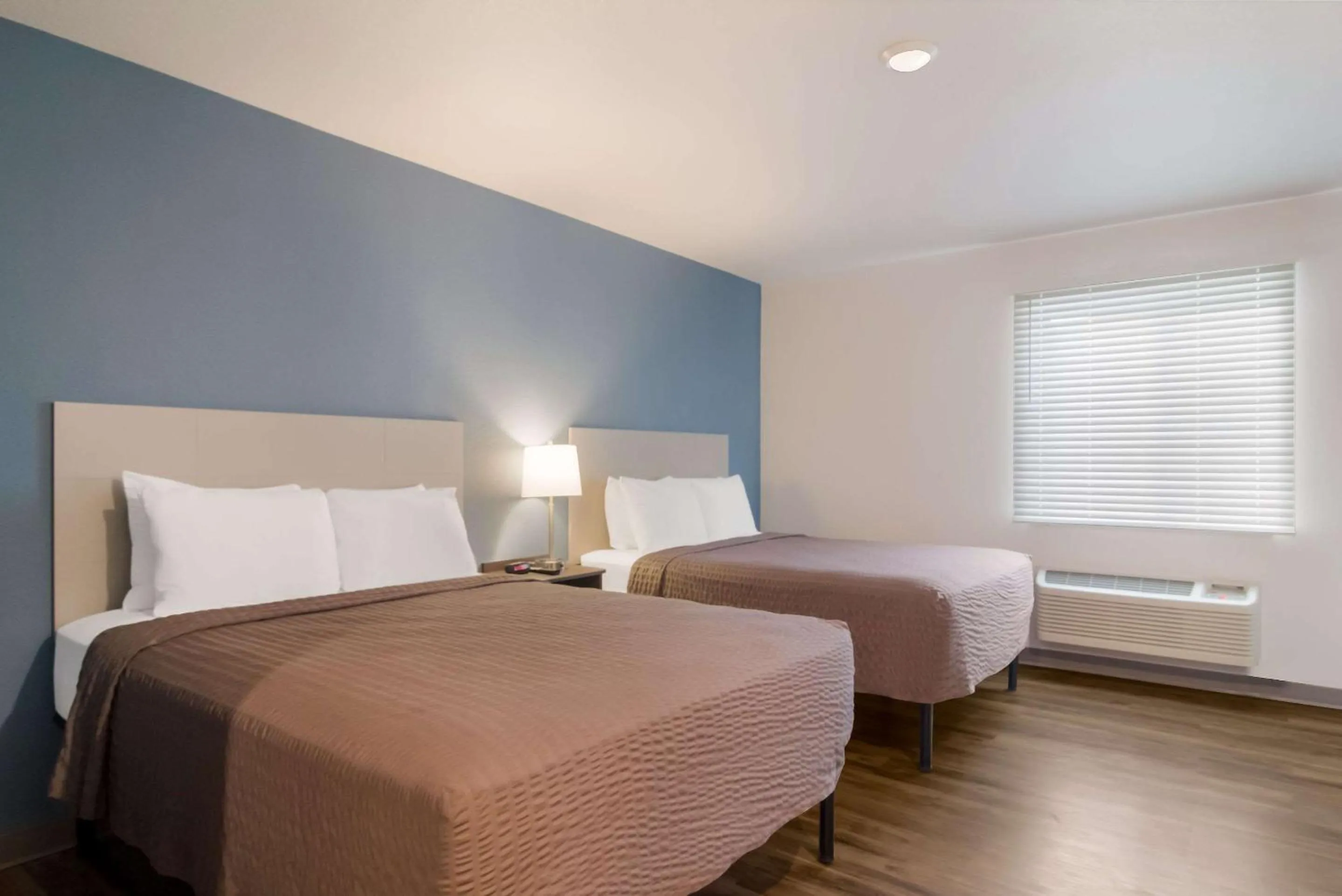 Bedroom, Bed in WoodSpring Suites Jacksonville - South