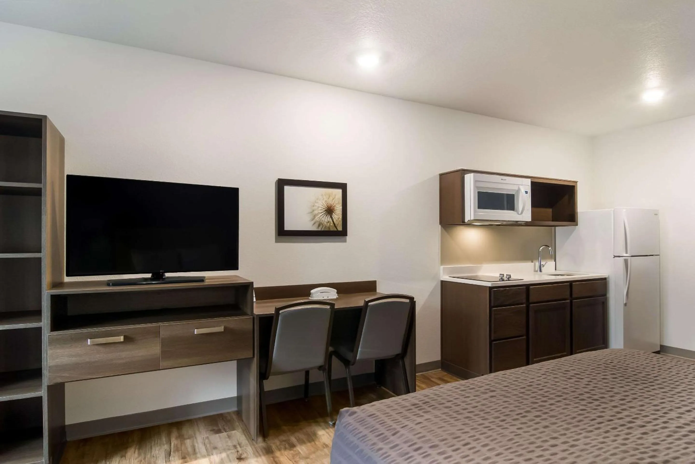 Bedroom, Bed in WoodSpring Suites Jacksonville - South