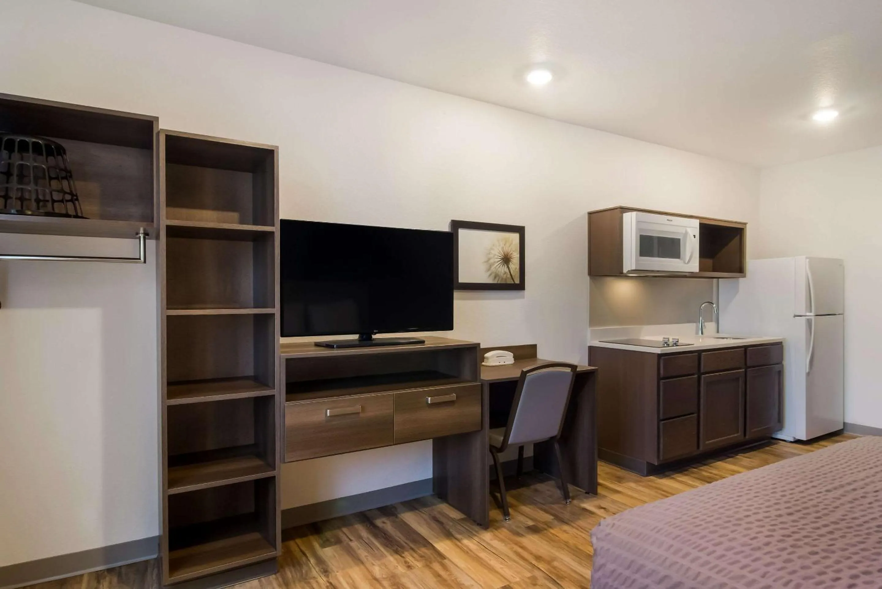 Bedroom, Bed in WoodSpring Suites Jacksonville - South