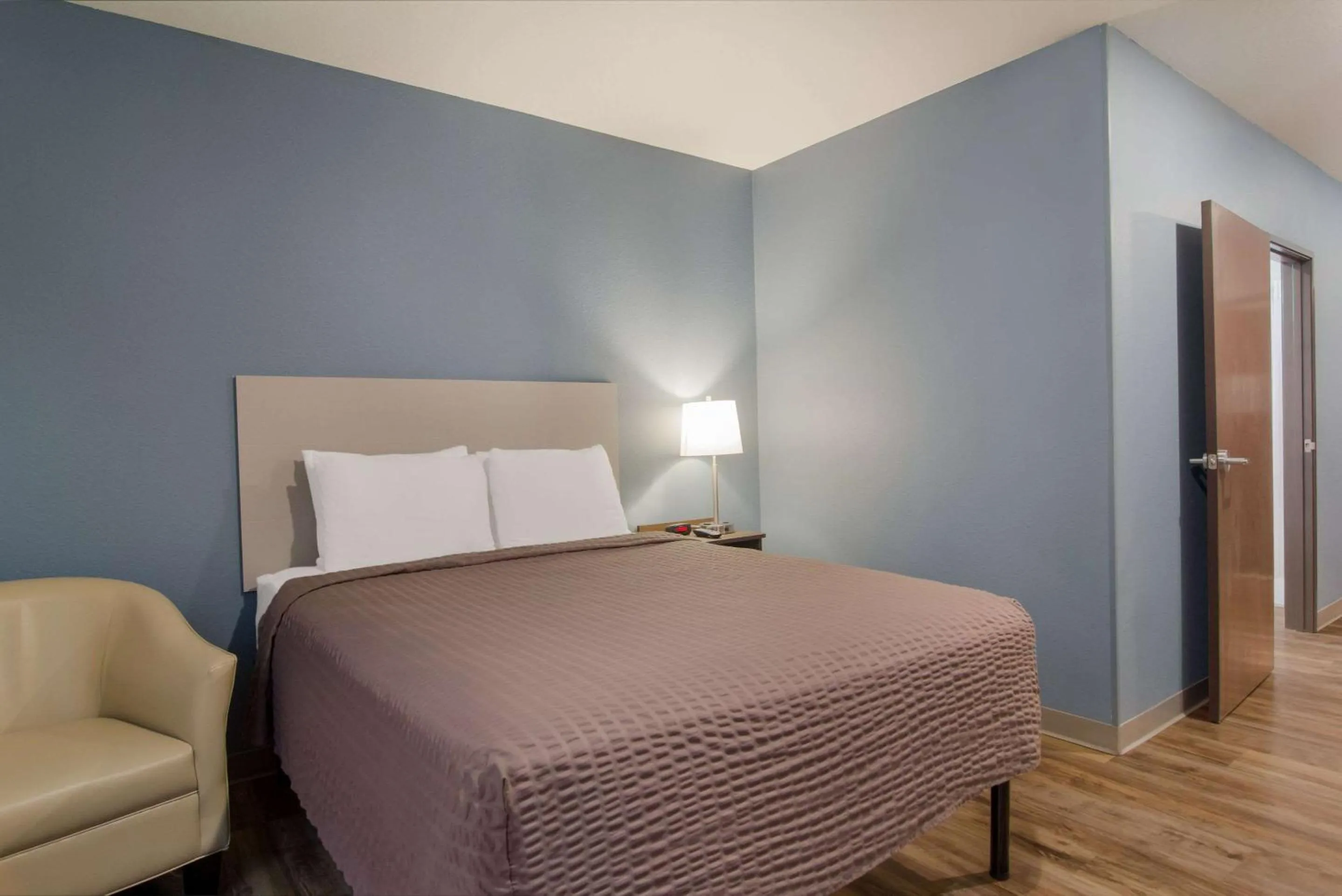 Bedroom, Bed in WoodSpring Suites Jacksonville - South