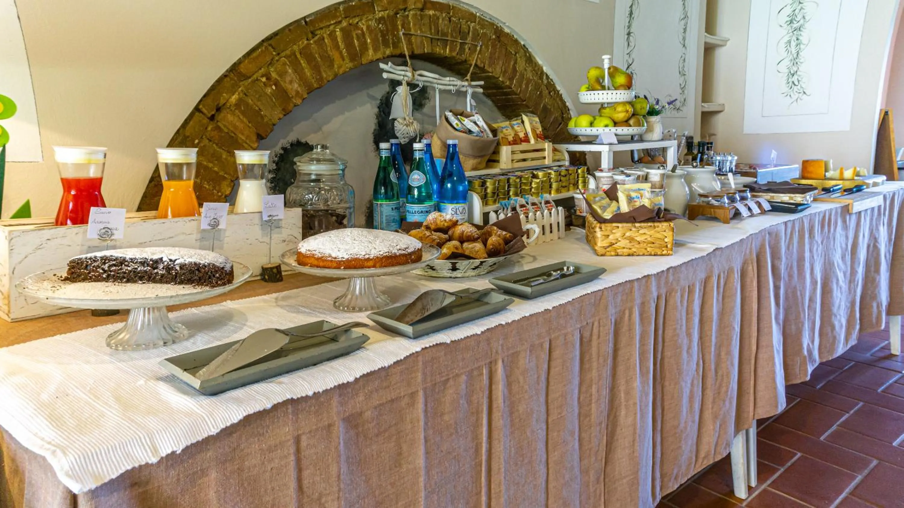 Buffet breakfast in Il Castagnolo Country B&B