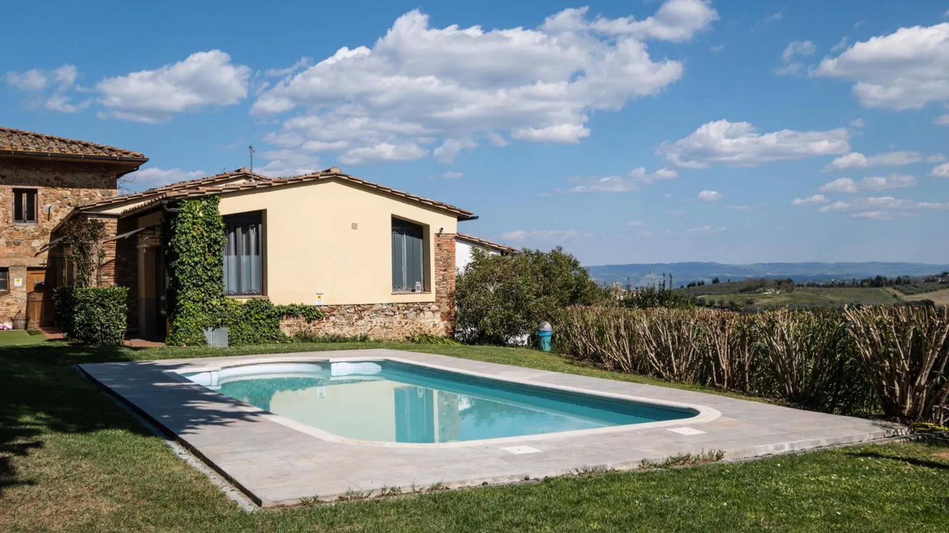 Pool view in Il Castagnolo Country B&B
