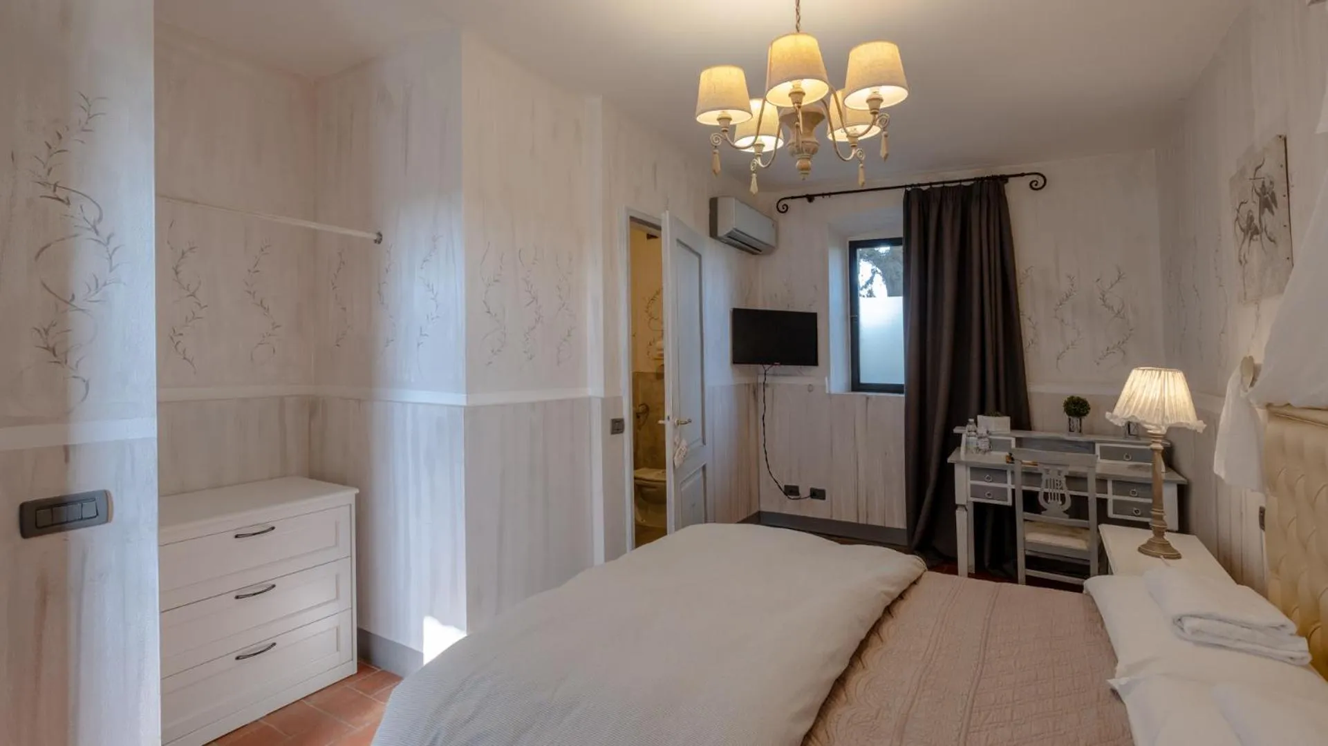 Bedroom, Bed in Il Castagnolo Country B&B