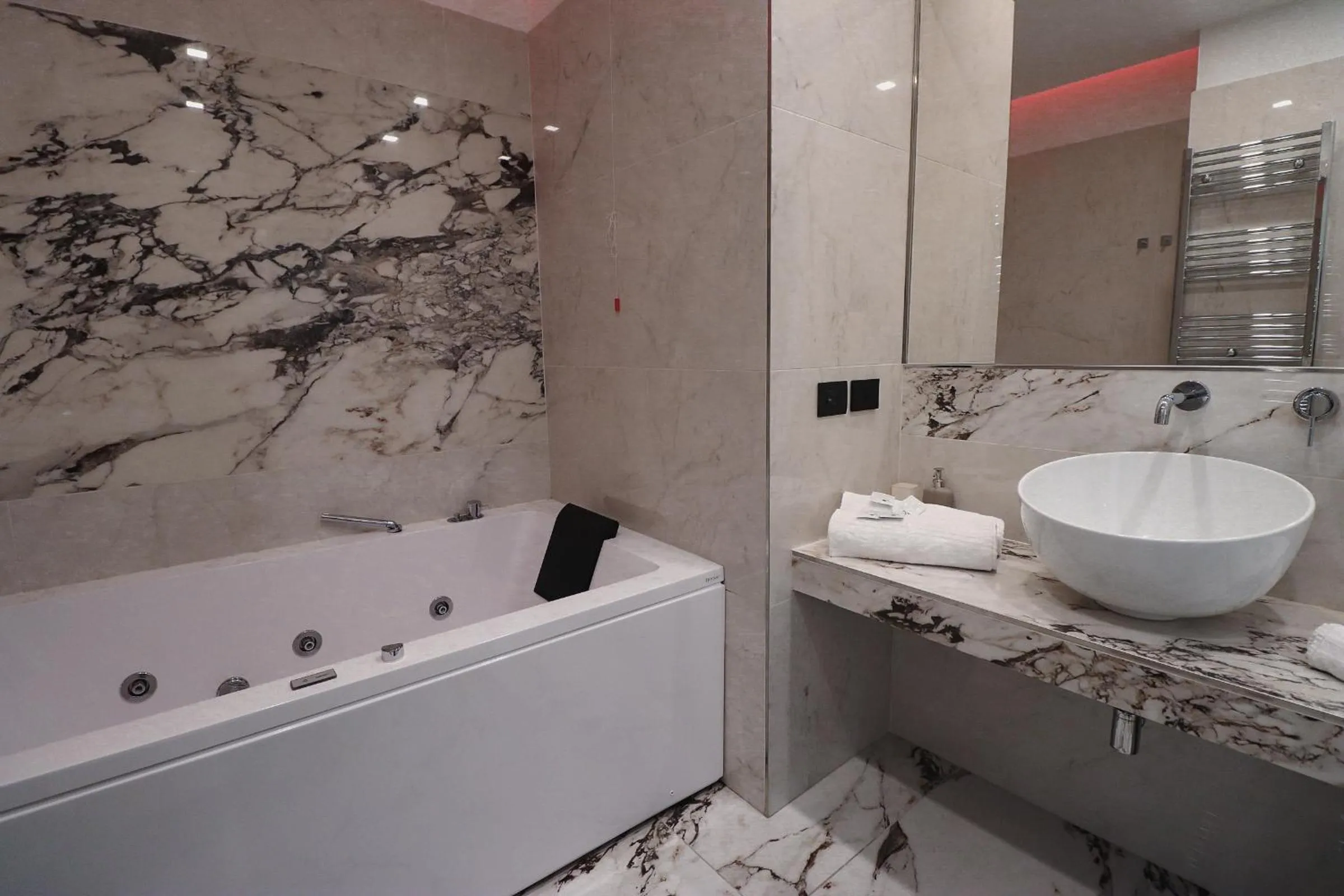 Hot Tub in Aron Only Suites Bed and Breakfast