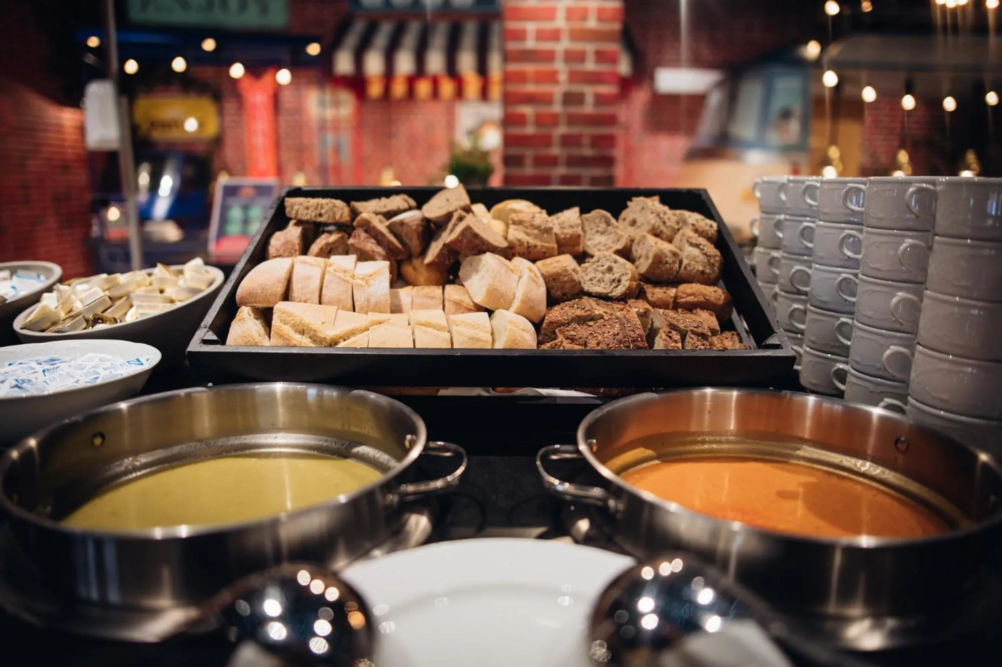 Restaurant/places to eat in Theater Hotel