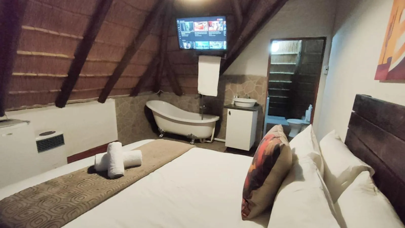 Photo of the whole room, Bed in Libra Lodge & Spa - Randburg, Johannesburg