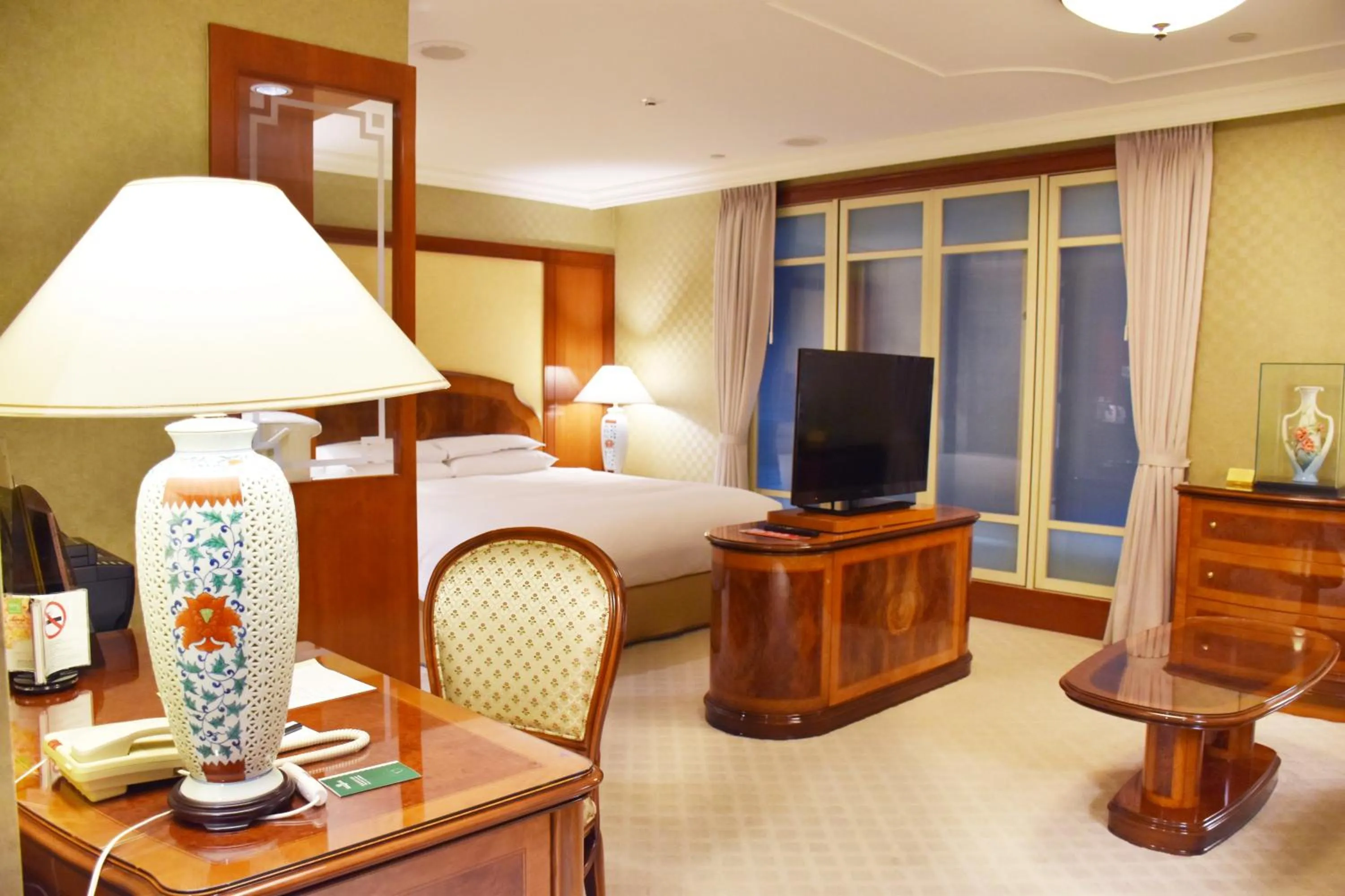 Photo of the whole room, Bed in Evergreen Laurel Hotel Taipei