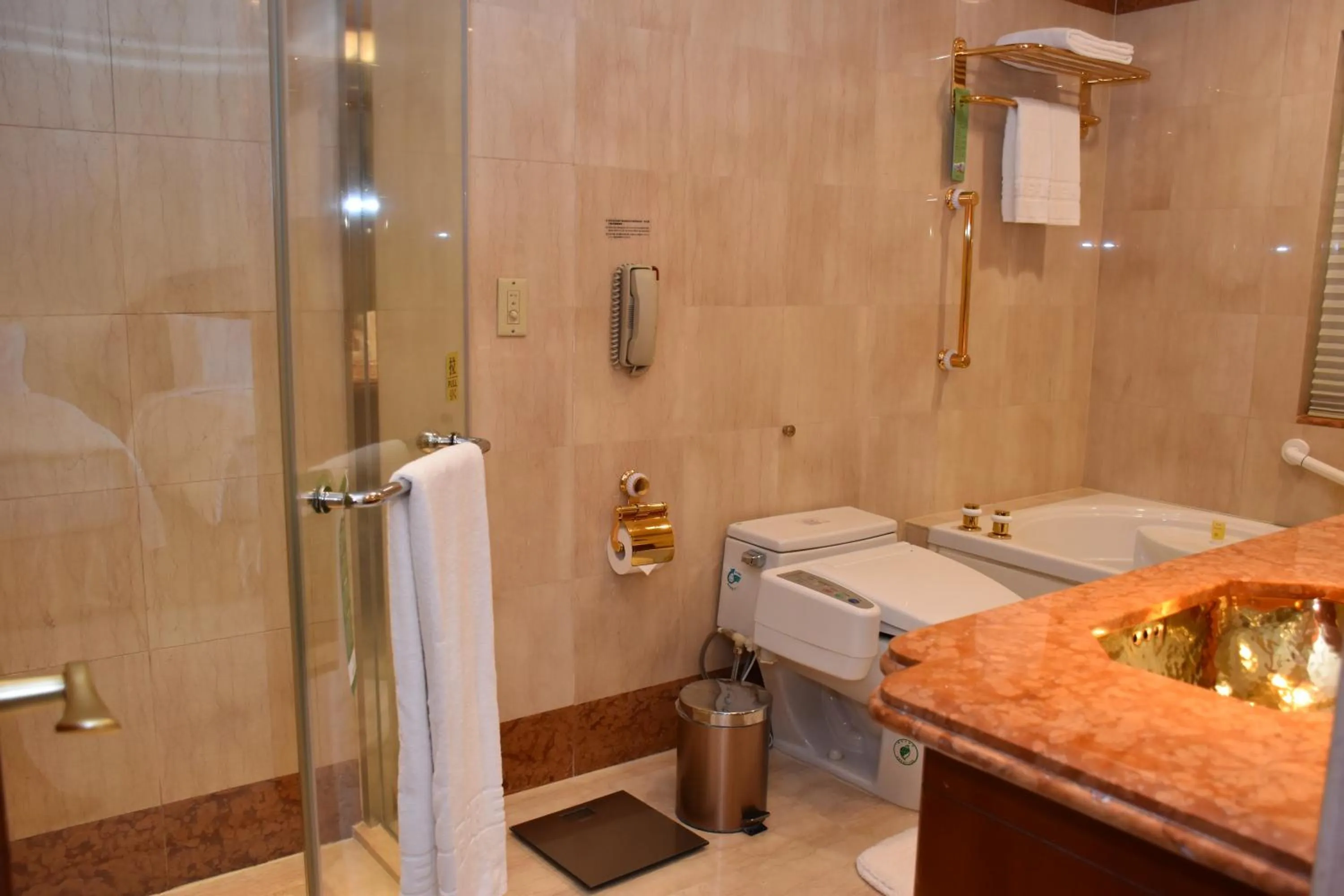 Shower in Evergreen Laurel Hotel Taipei
