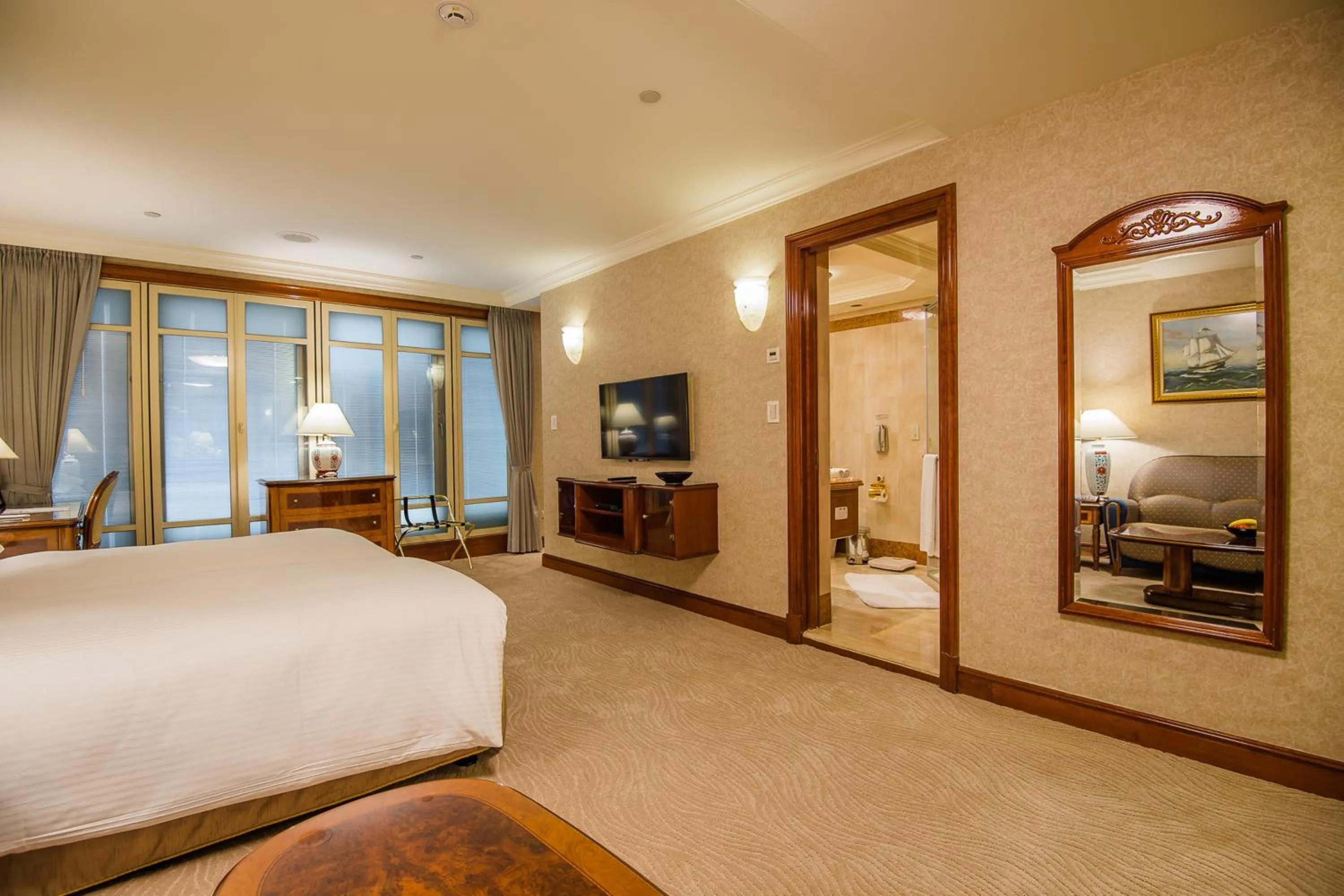 Photo of the whole room, Bed in Evergreen Laurel Hotel Taipei