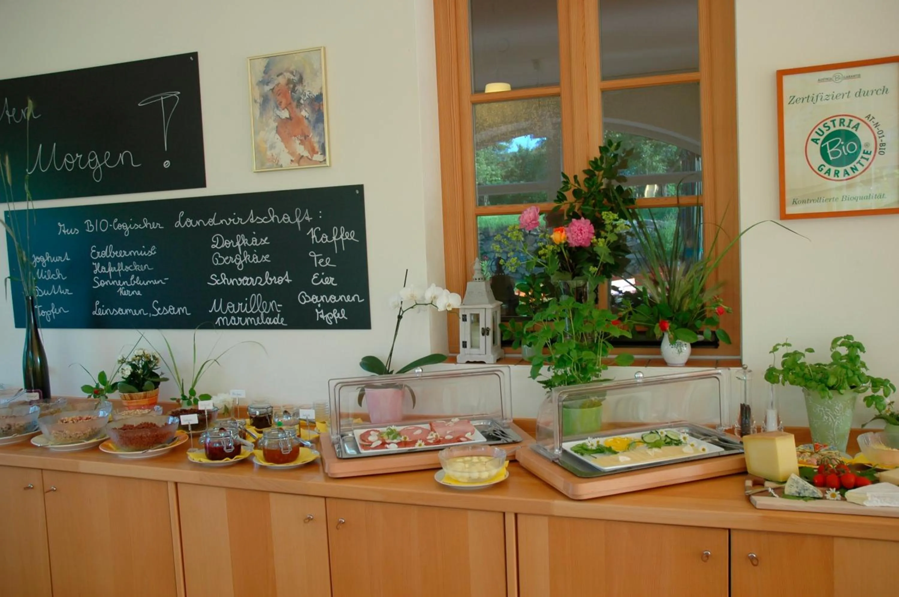 Restaurant/places to eat in ad vineas Gästehaus Nikolaihof-Hotel Garni