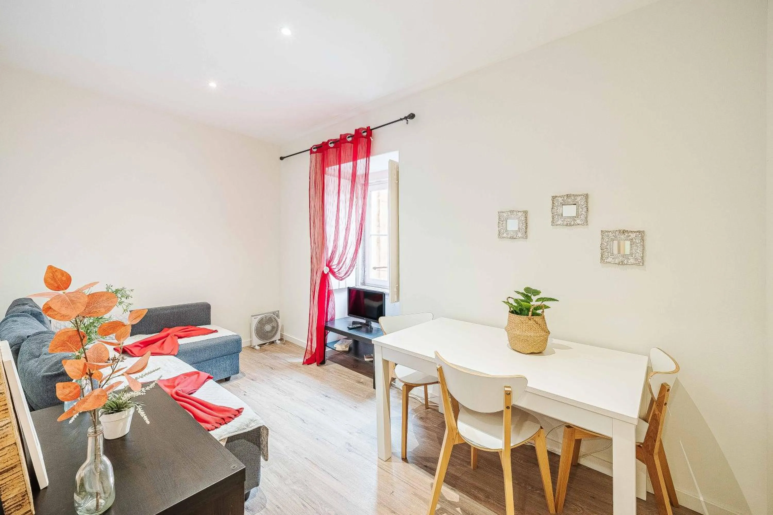 Communal lounge/ TV room in Casas da Biquinha