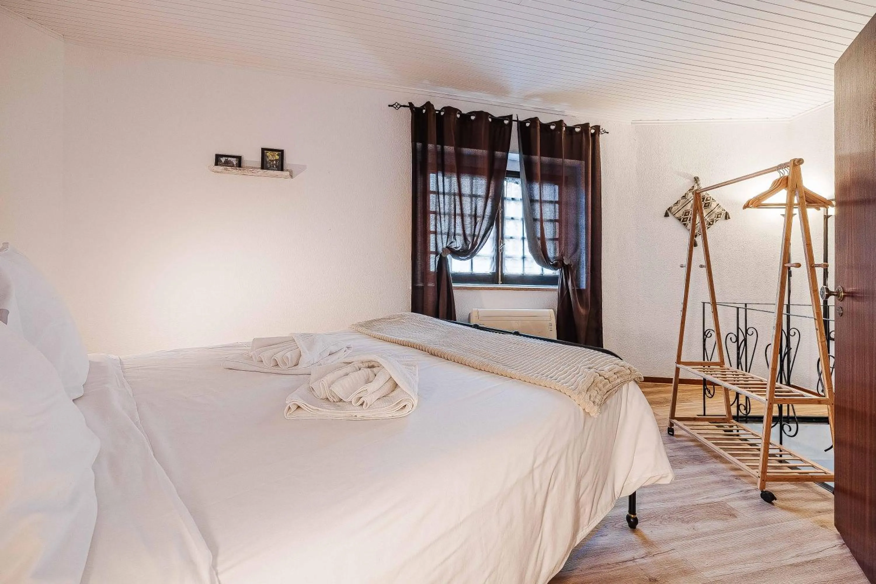 Bedroom, Bed in Casas da Biquinha