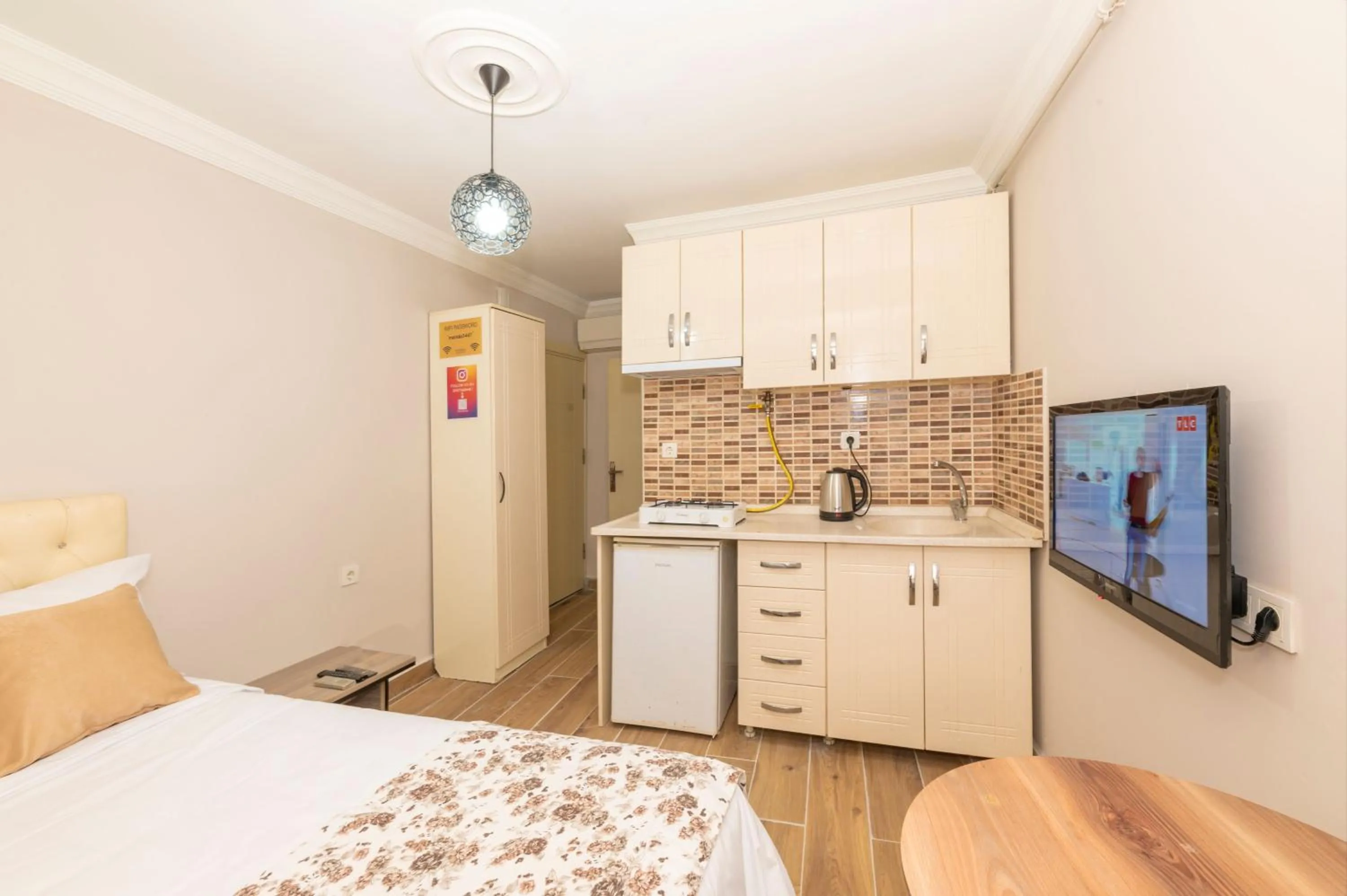 Kitchen or kitchenette, Bed in Marida Residence - Istanbul Taksim