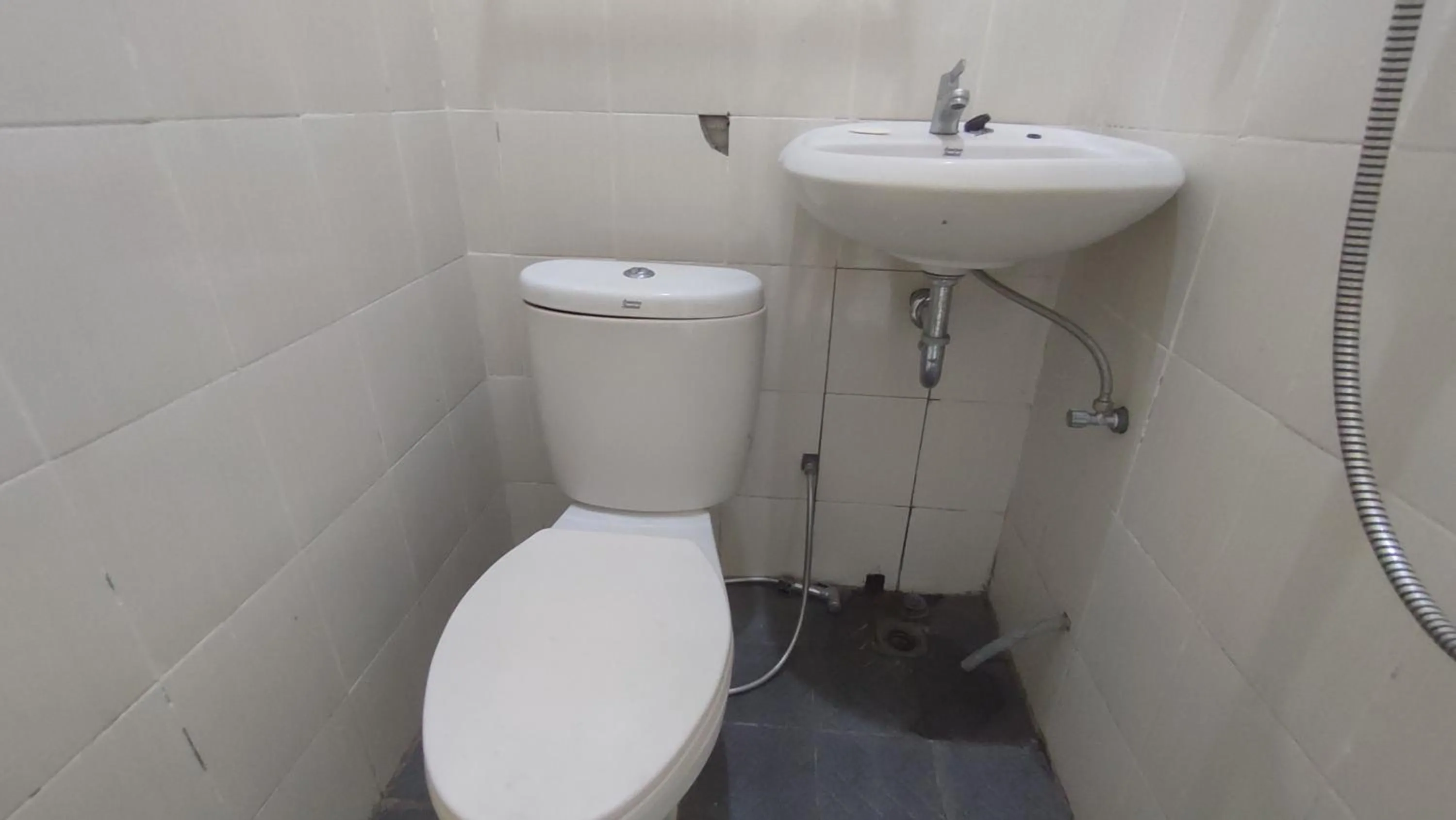 Bathroom in Superstar Residence Tomohon Redpartner