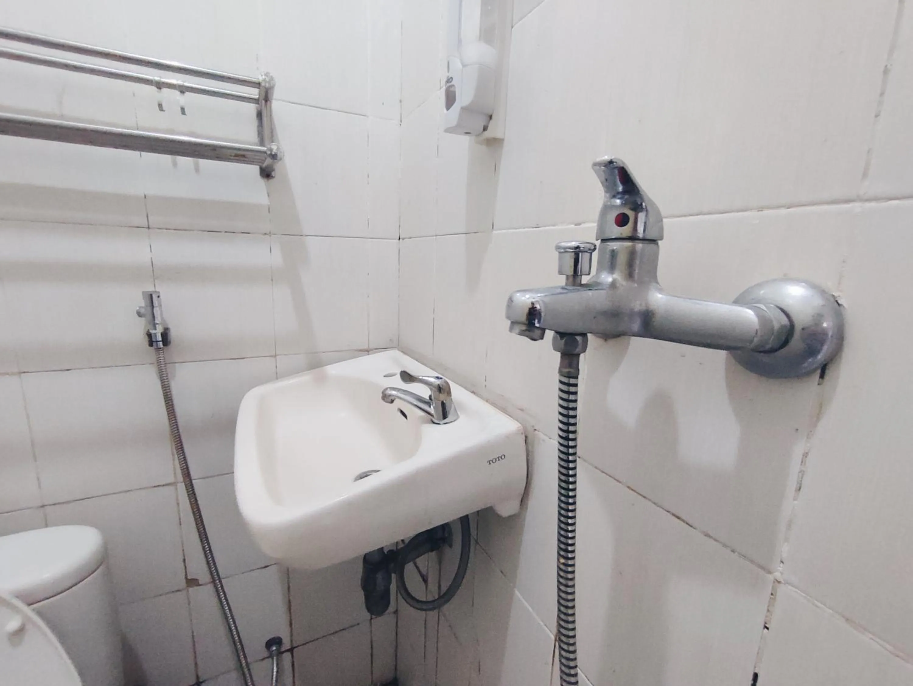 Bathroom in Superstar Residence Tomohon Redpartner