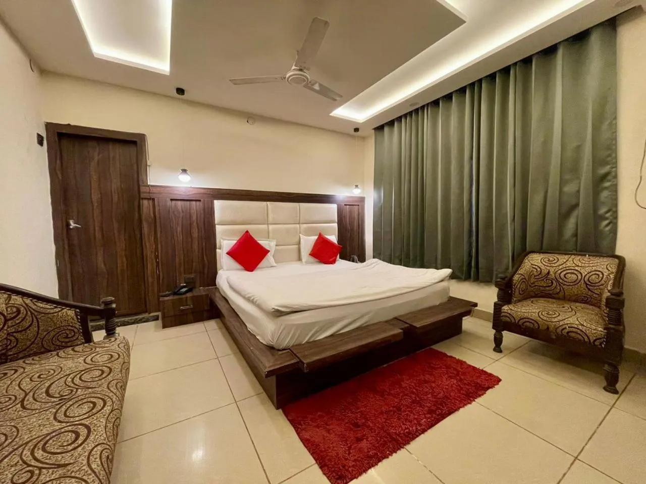 Bedroom in Hotel Himgiri